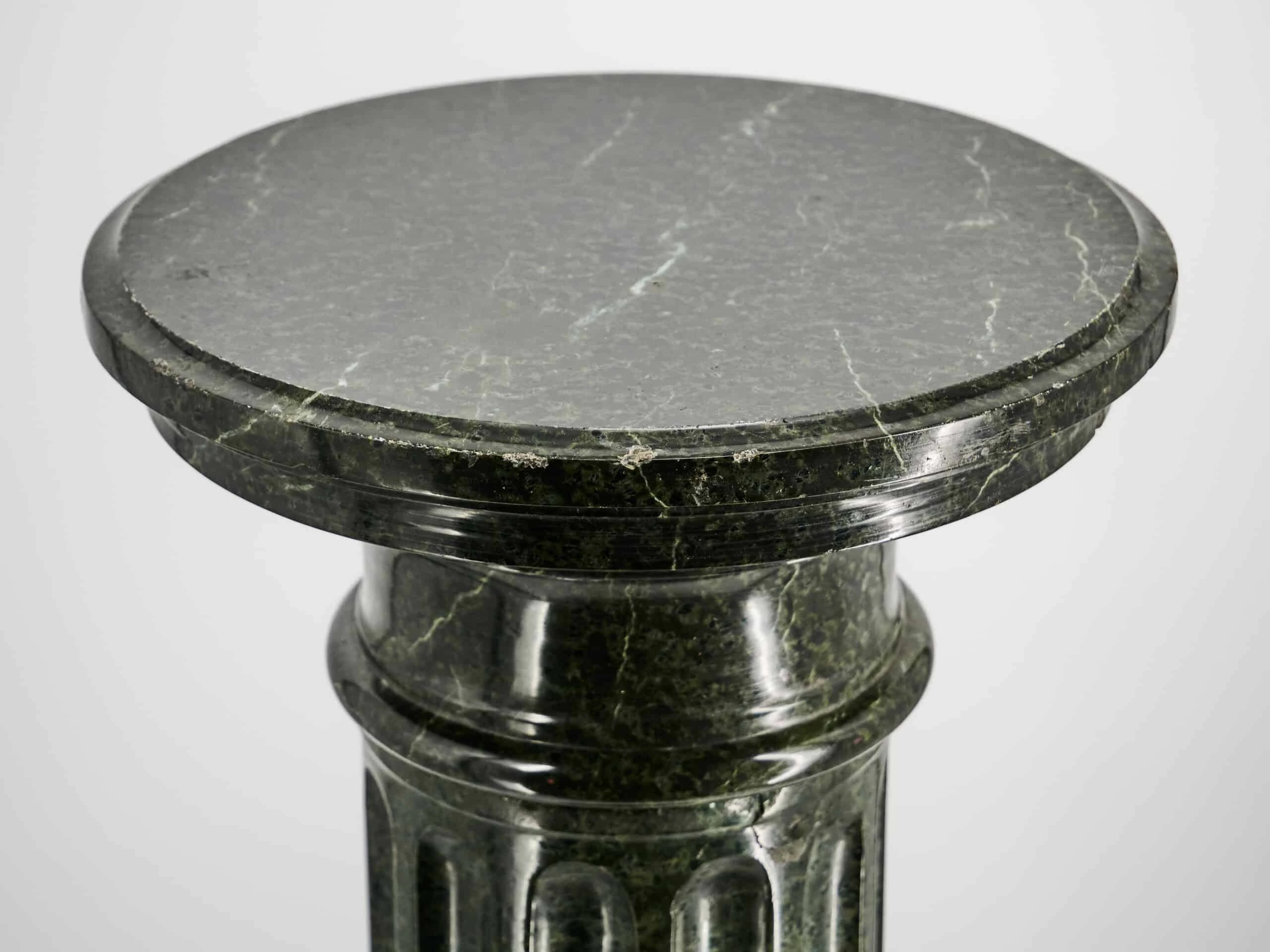 Mramorový sloup z francouzského zámku 1840