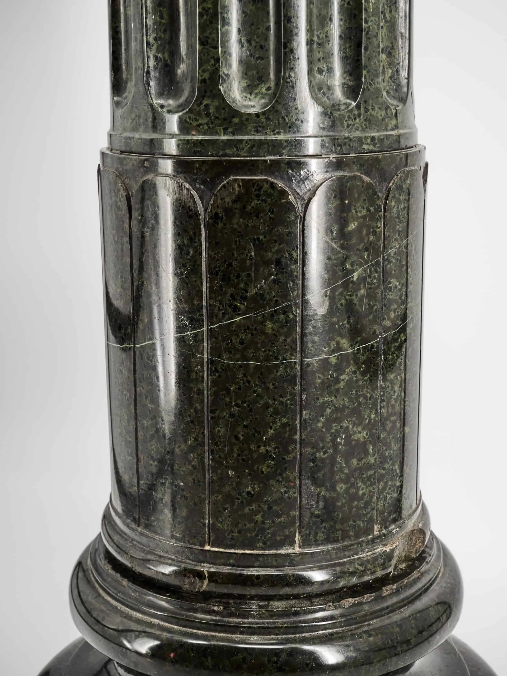 Mramorový sloup z francouzského zámku 1840