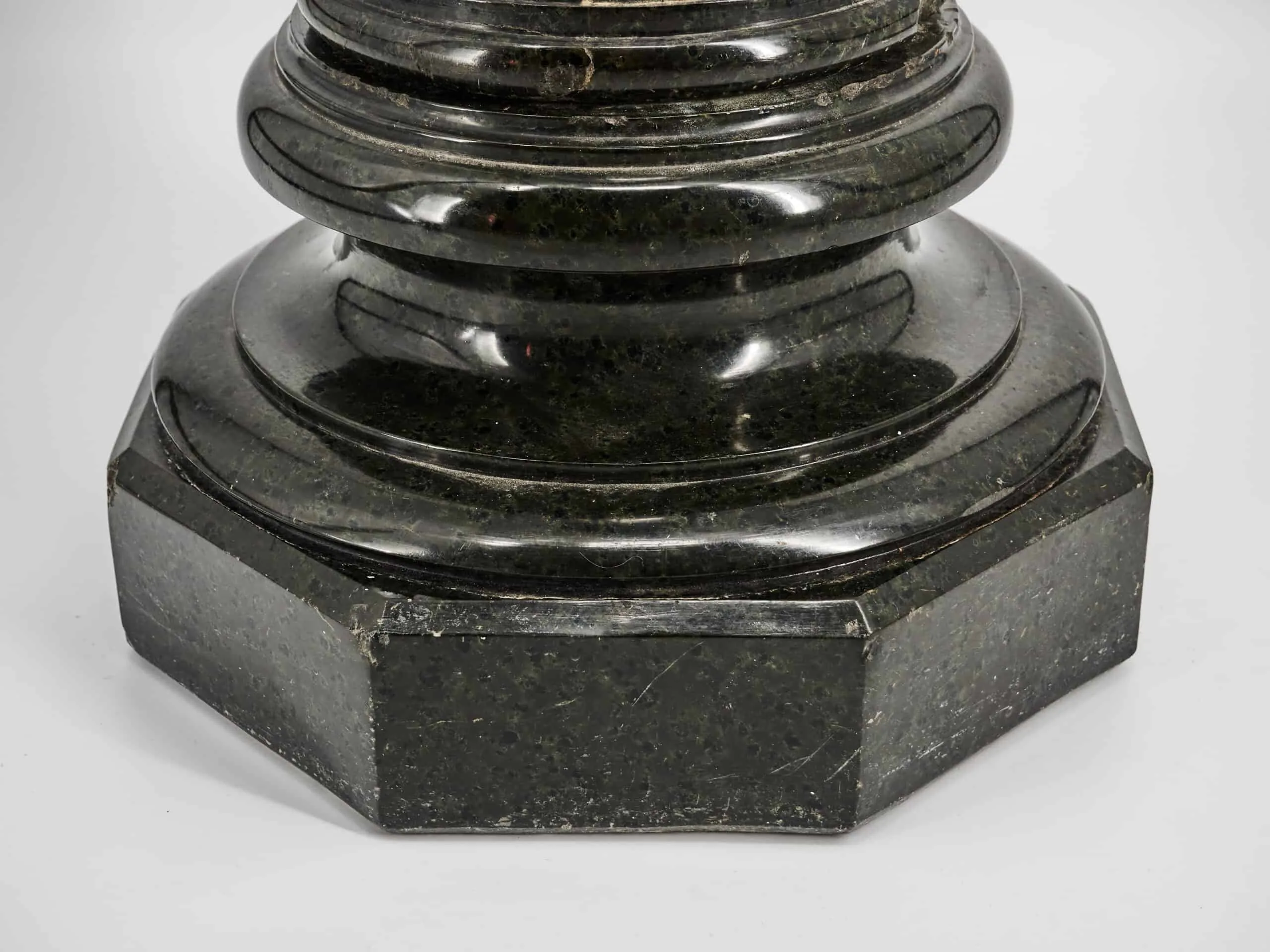 Mramorový sloup z francouzského zámku 1840