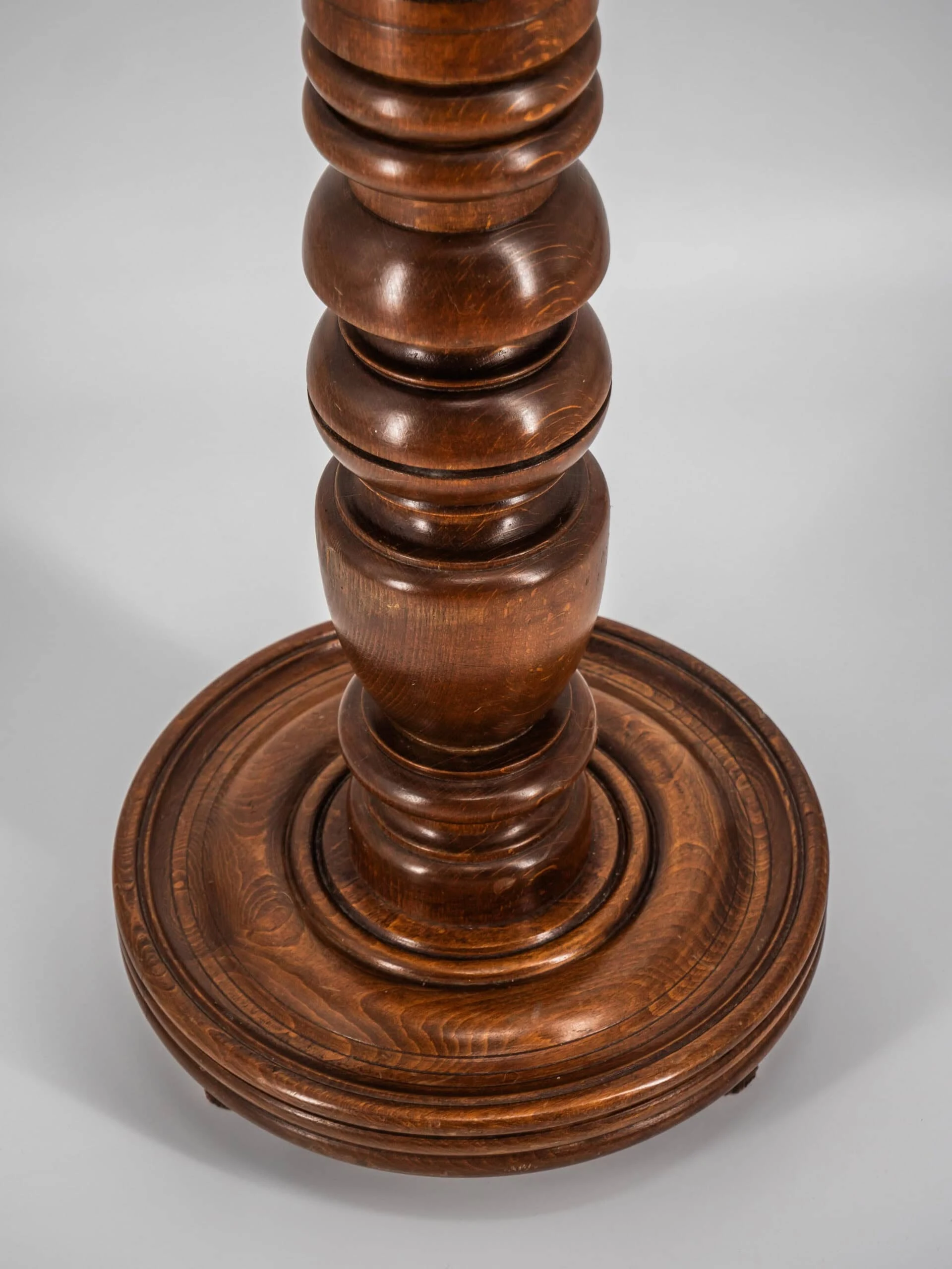 Dřevěný sloup, podstavec