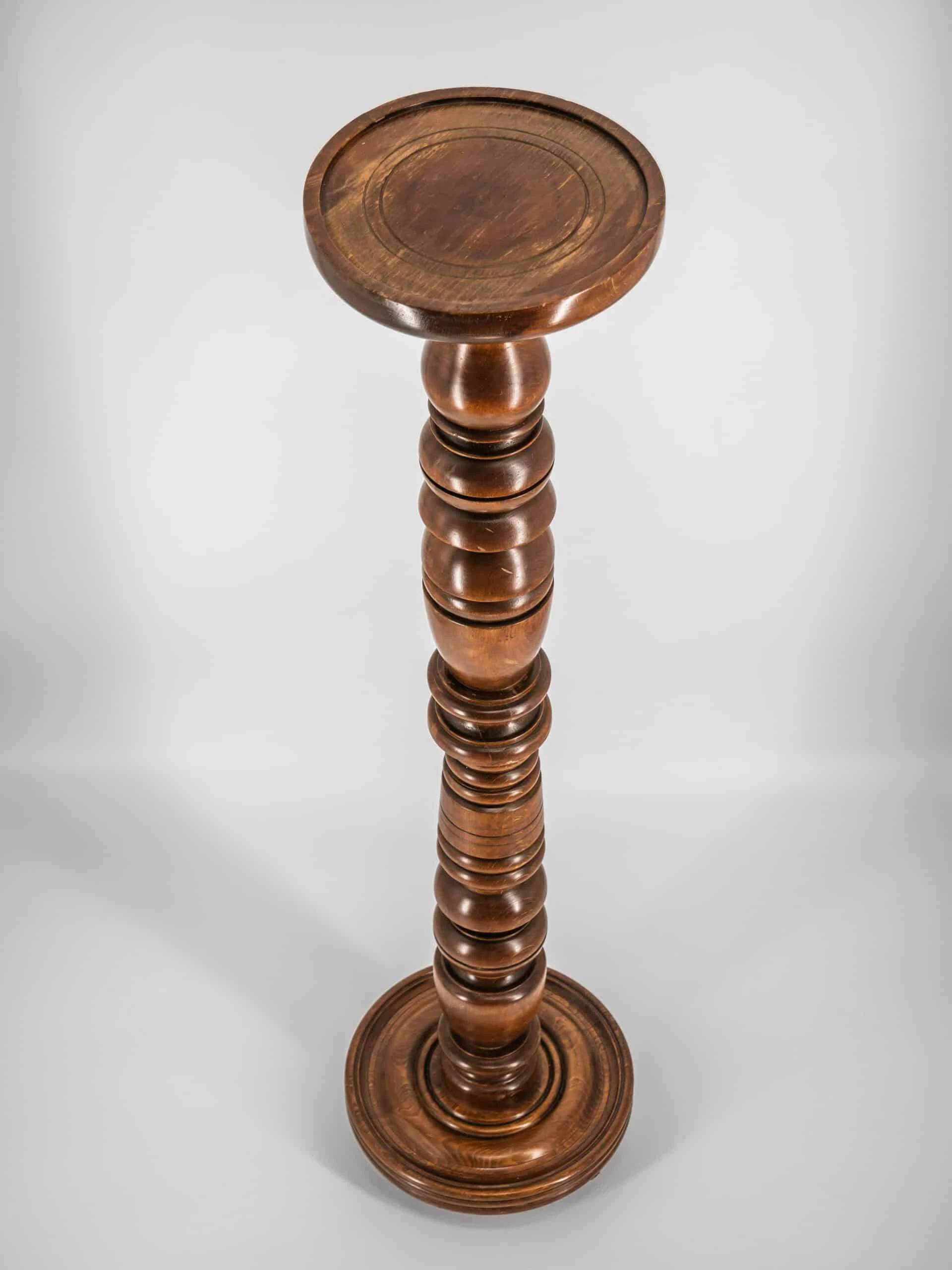 Dřevěný sloup, podstavec