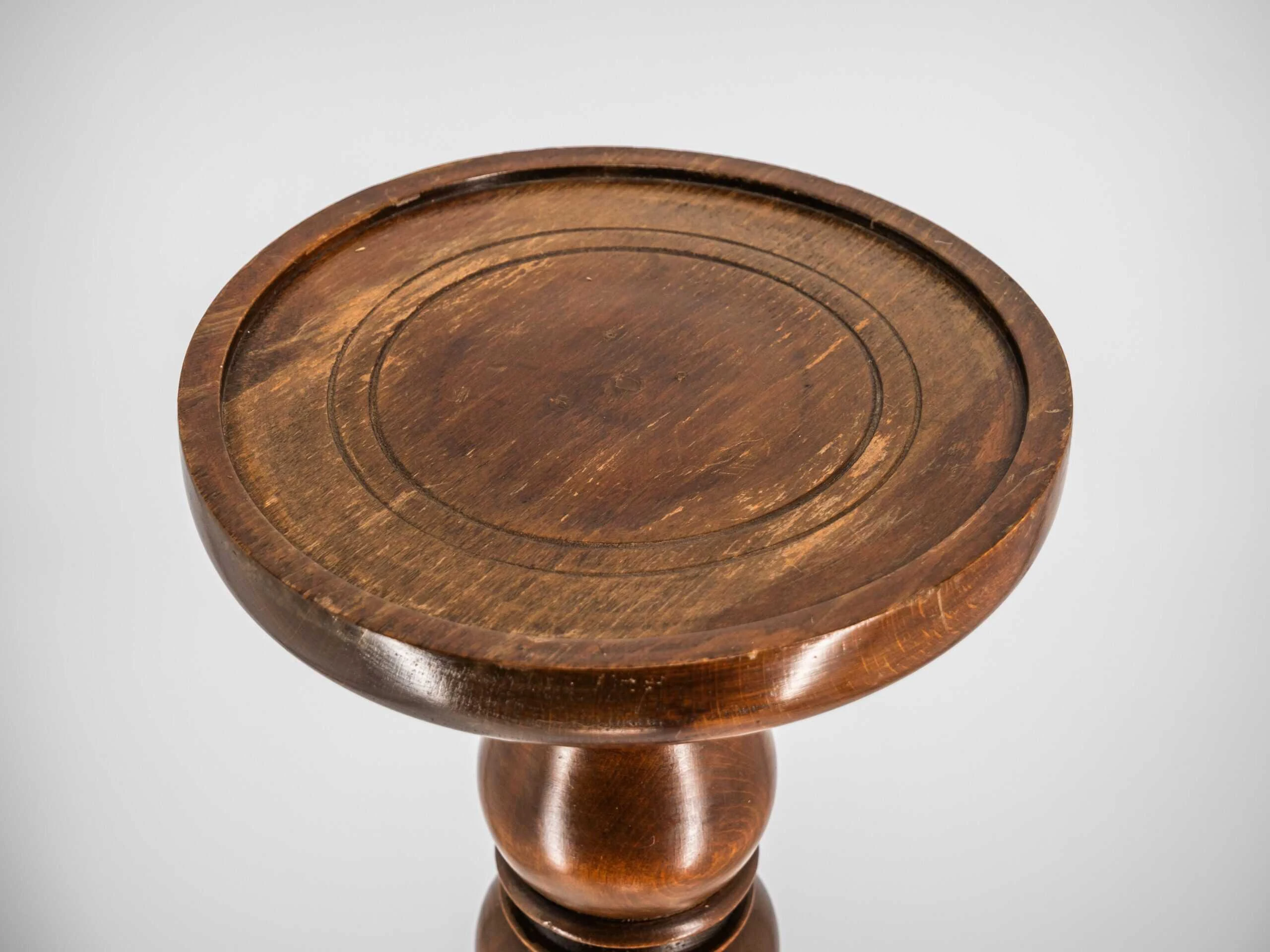 Dřevěný sloup, podstavec