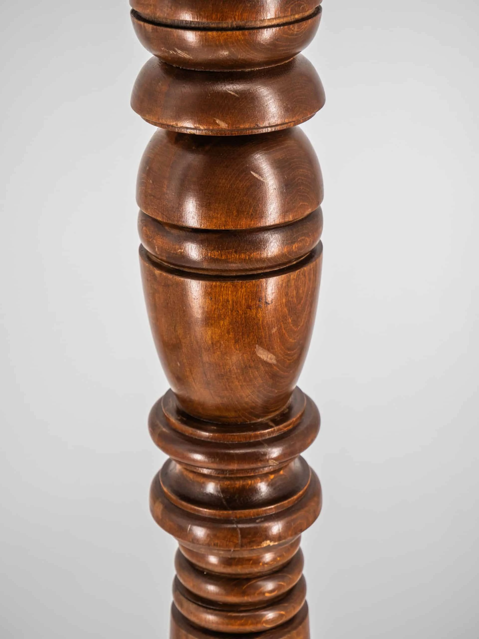 Dřevěný sloup, podstavec