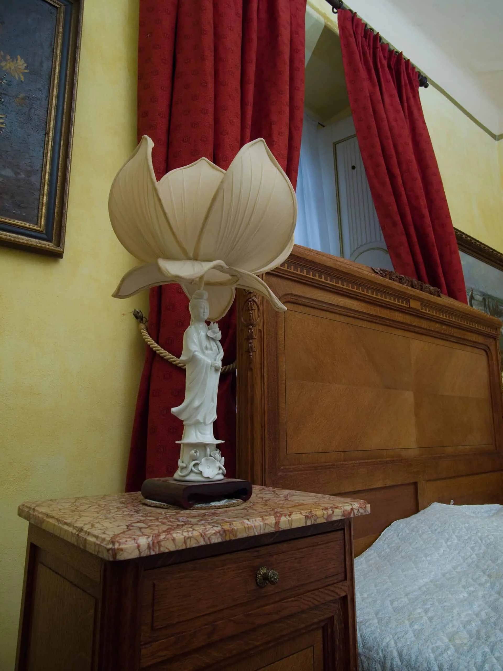 Porcelánová lampa žena s lotosovým stínidlem