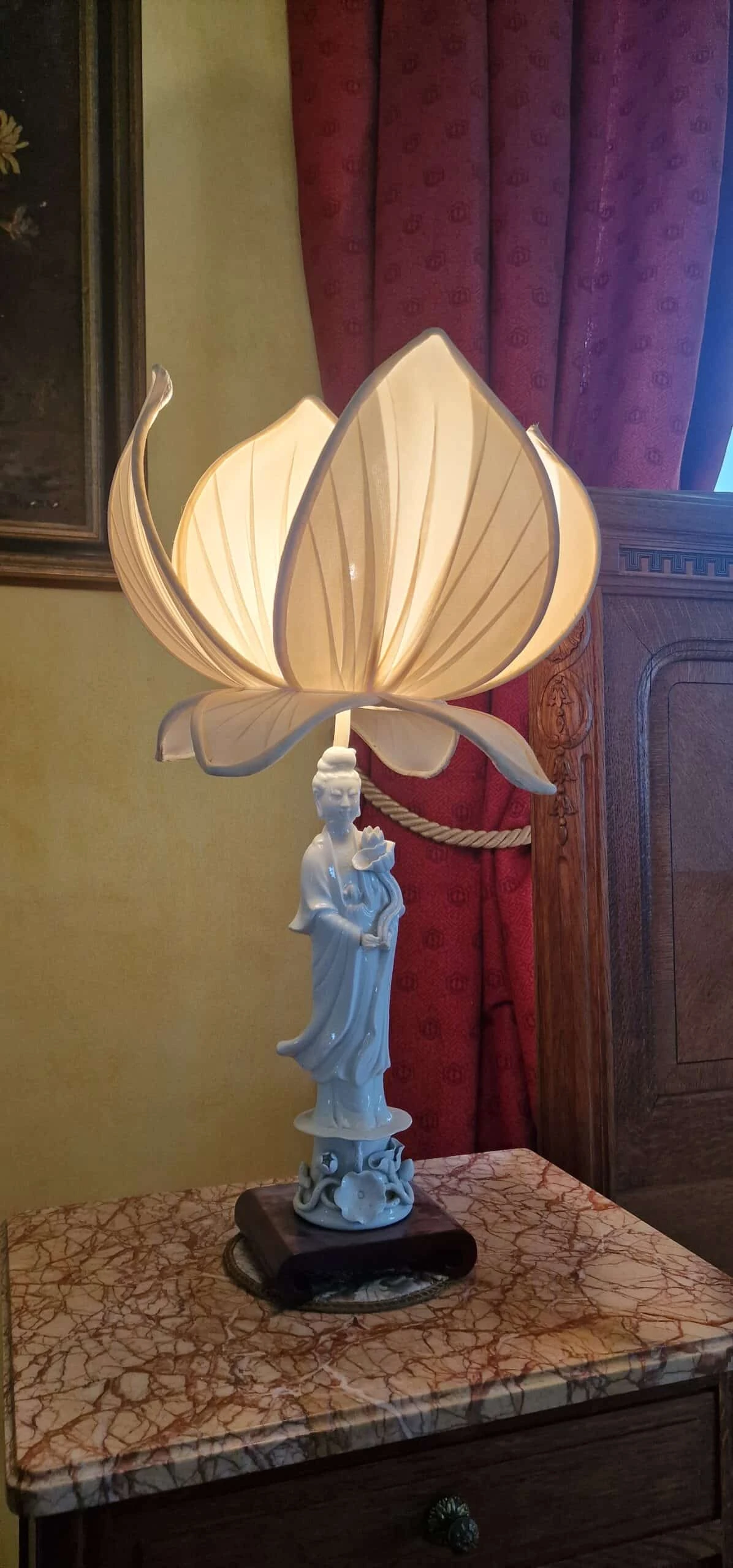 Porcelánová lampa žena s lotosovým stínidlem