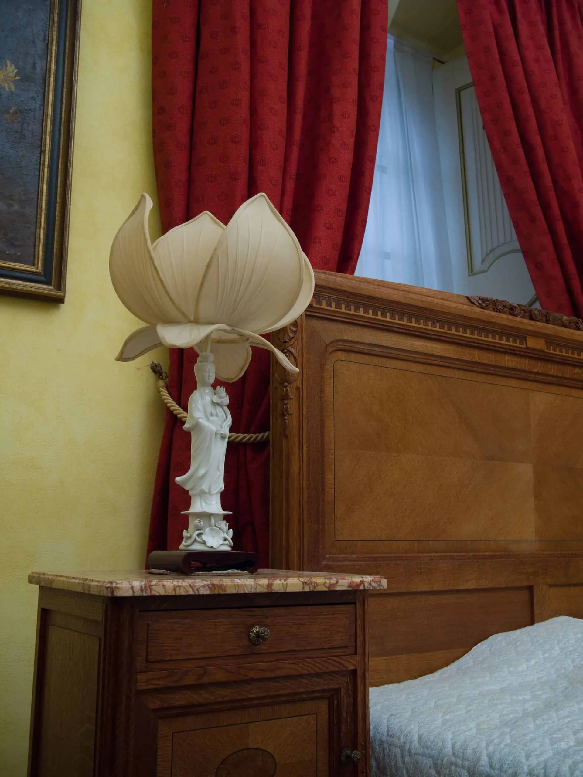 Porcelánová lampa žena s lotosovým stínidlem