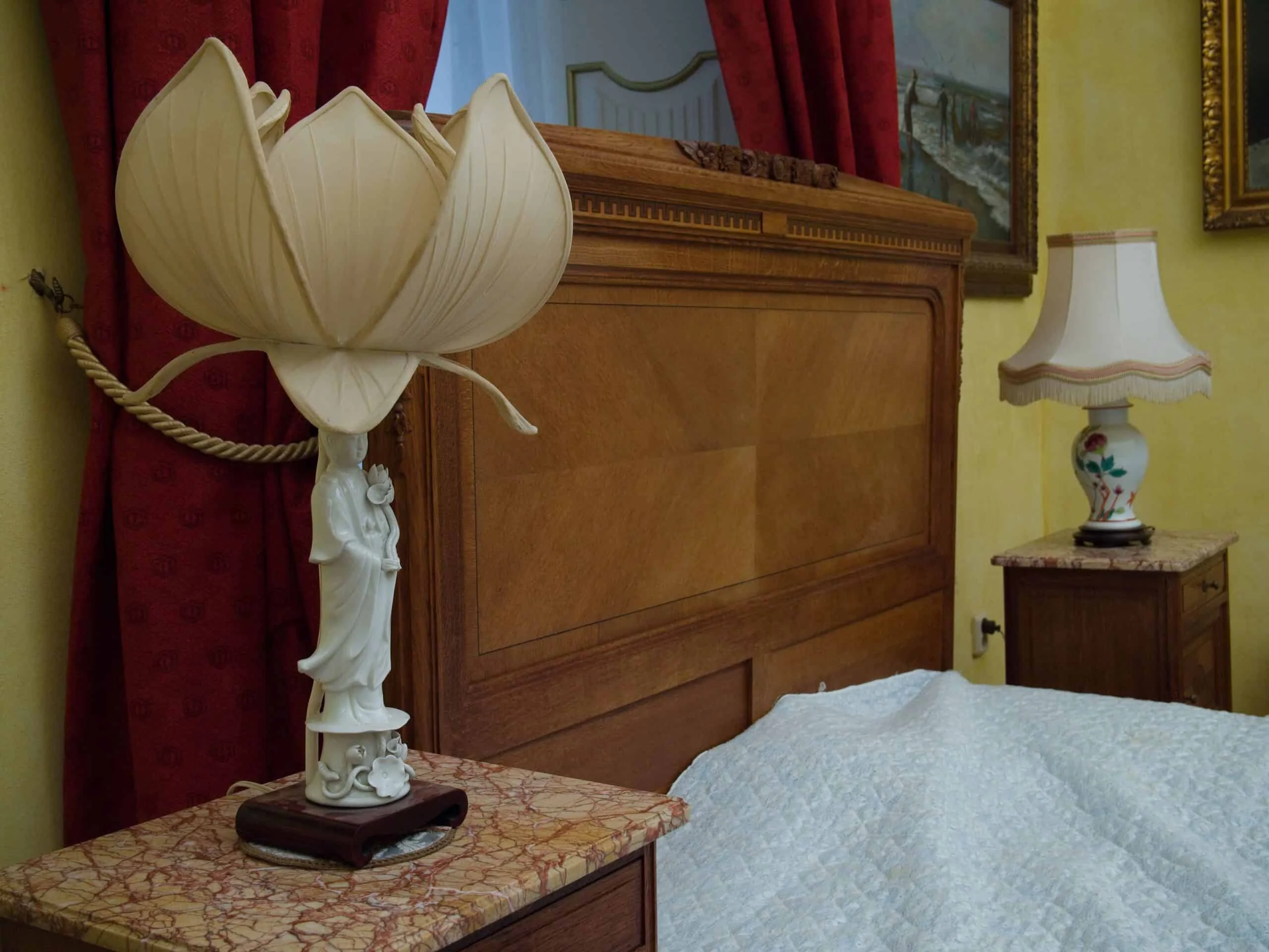 Porcelánová lampa žena s lotosovým stínidlem