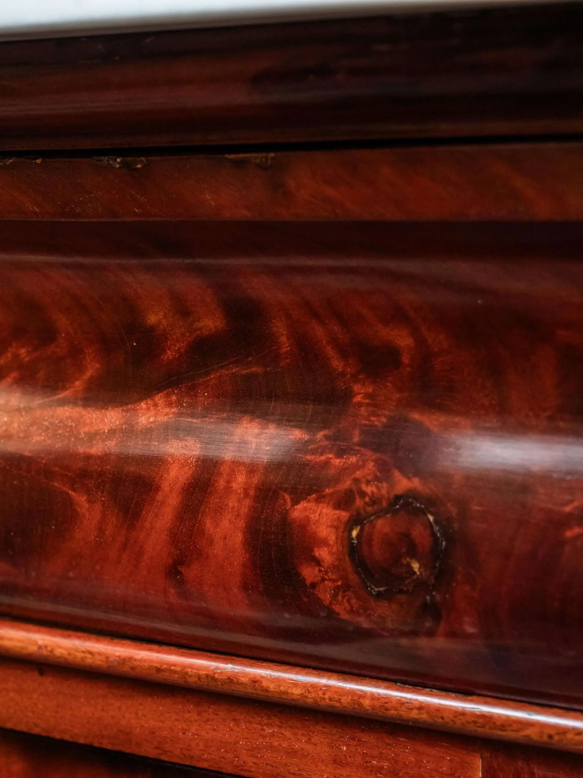 Biedermeier sekretář s tajnými zásuvkami