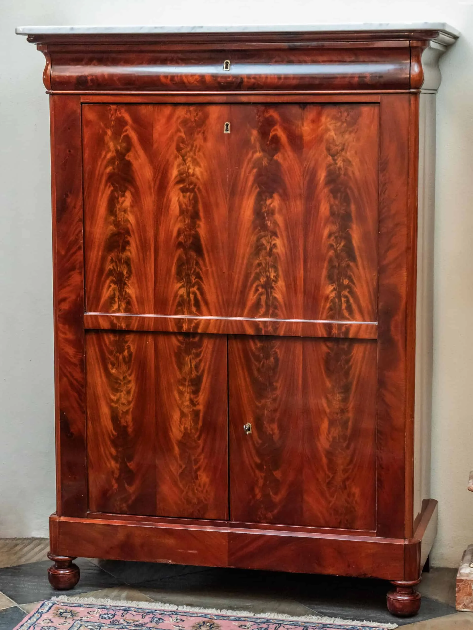 Biedermeier sekretář s tajnými zásuvkami