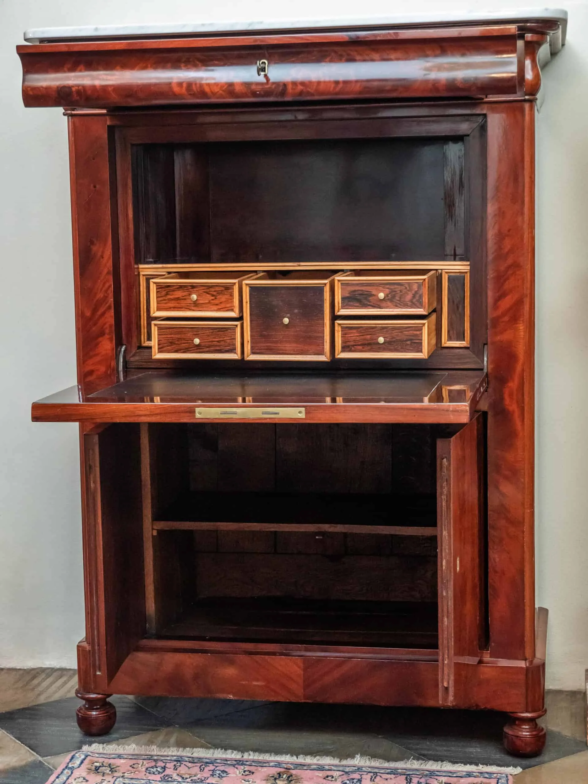 Biedermeier sekretář s tajnými zásuvkami