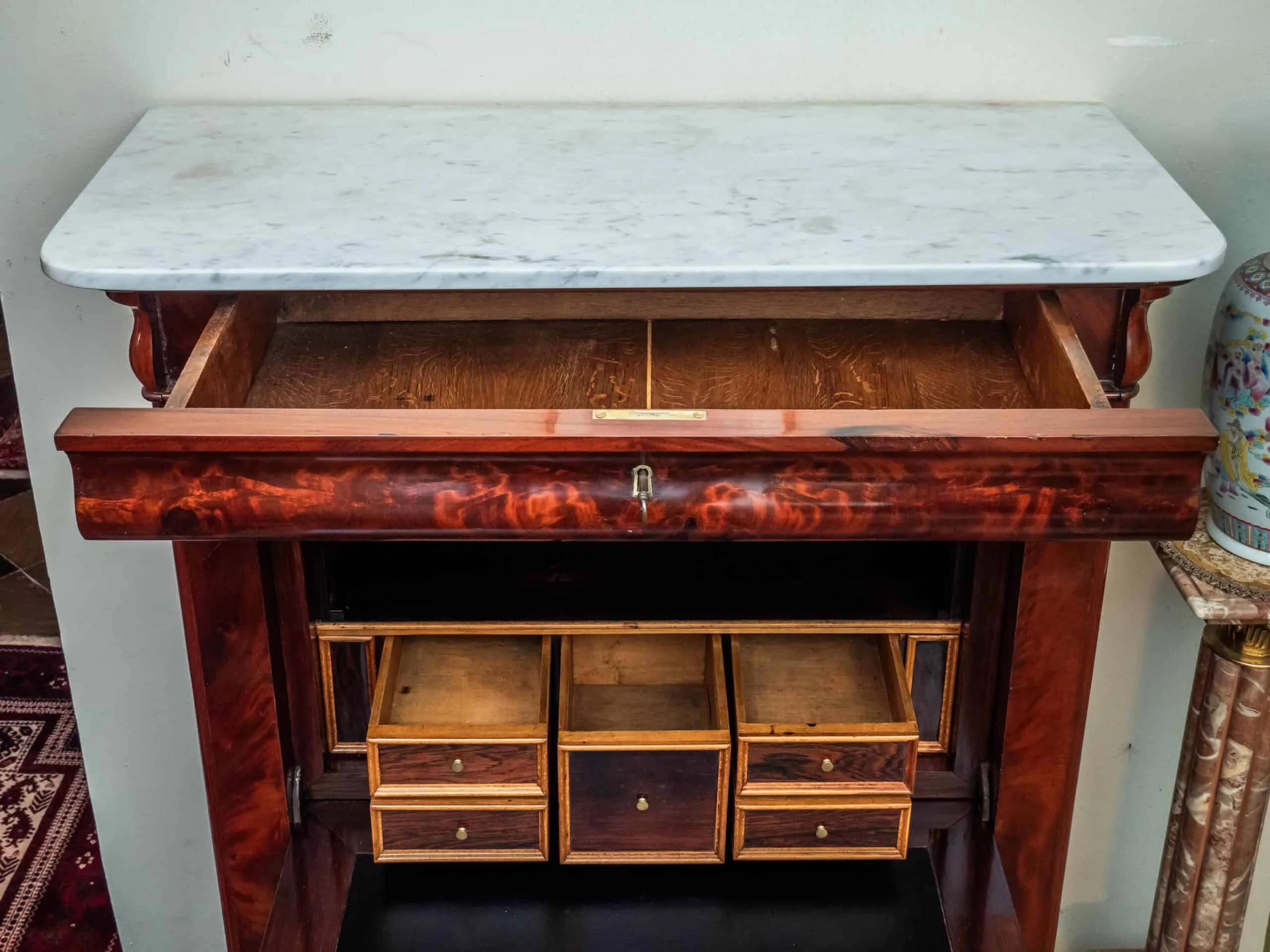 Biedermeier sekretář s tajnými zásuvkami