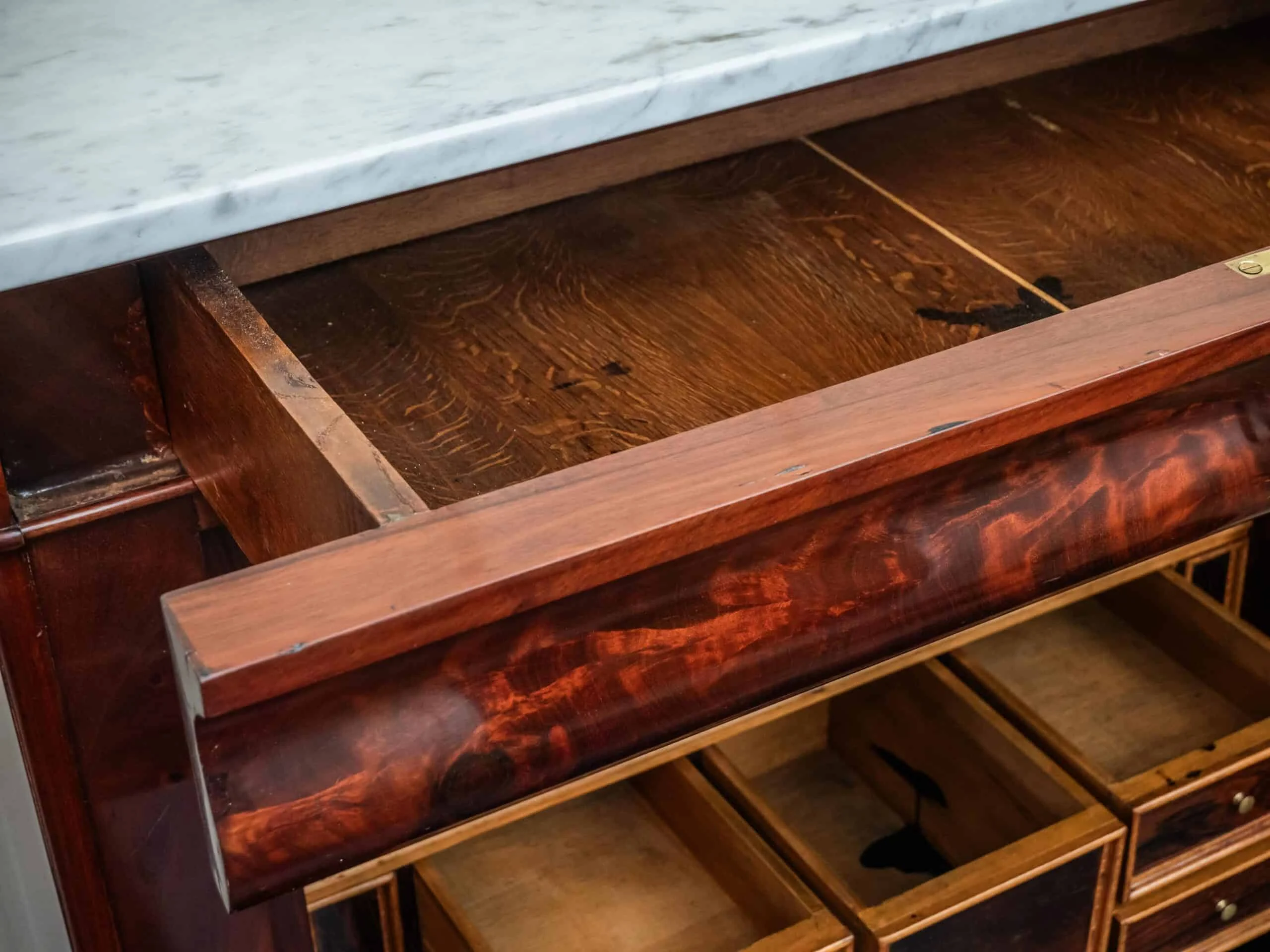 Biedermeier sekretář s tajnými zásuvkami