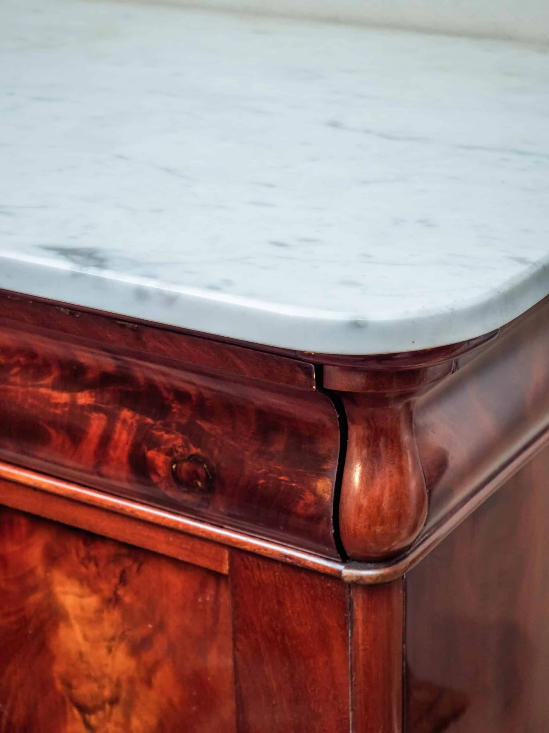 Biedermeier sekretář s tajnými zásuvkami