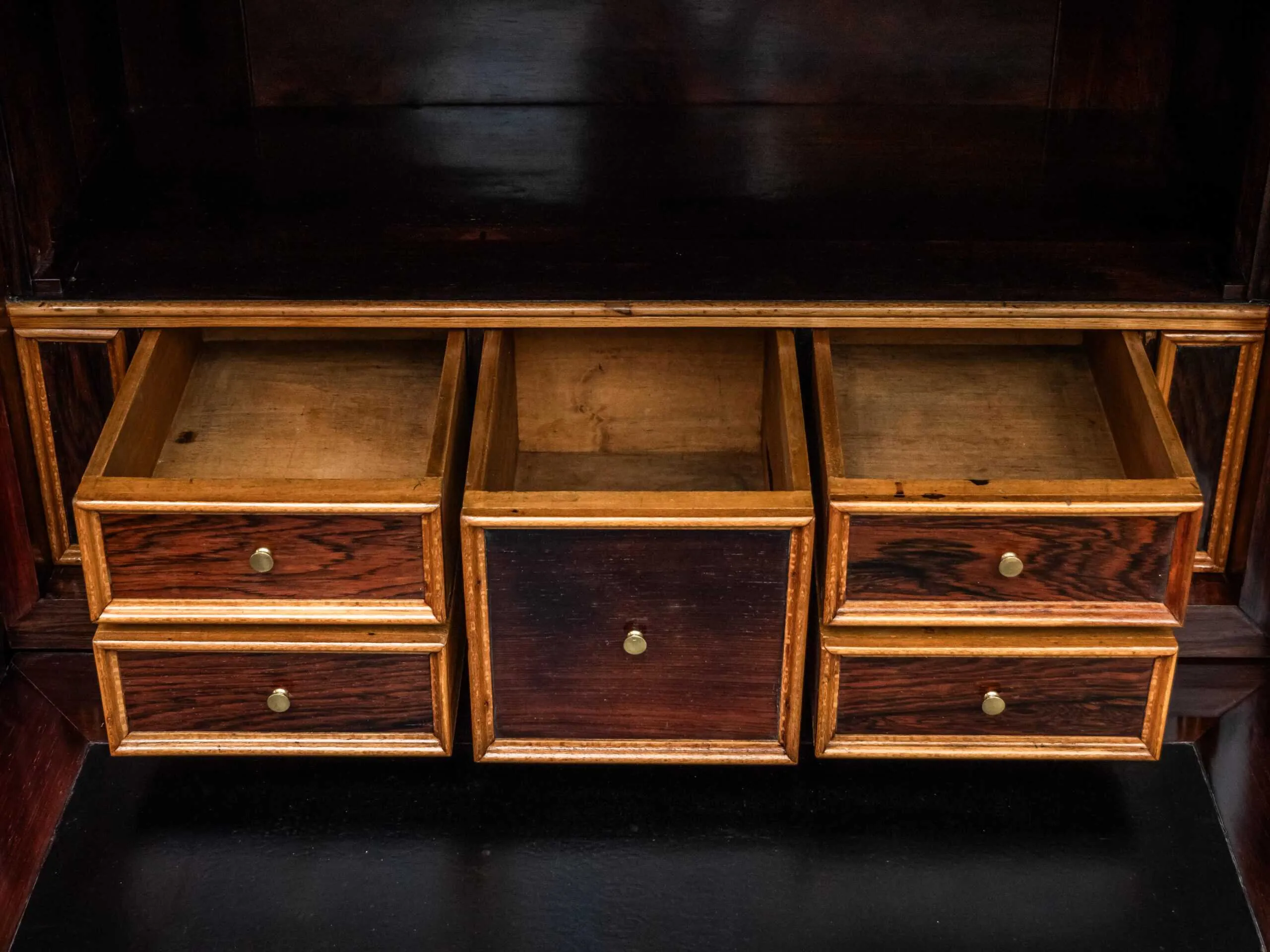 Biedermeier sekretář s tajnými zásuvkami