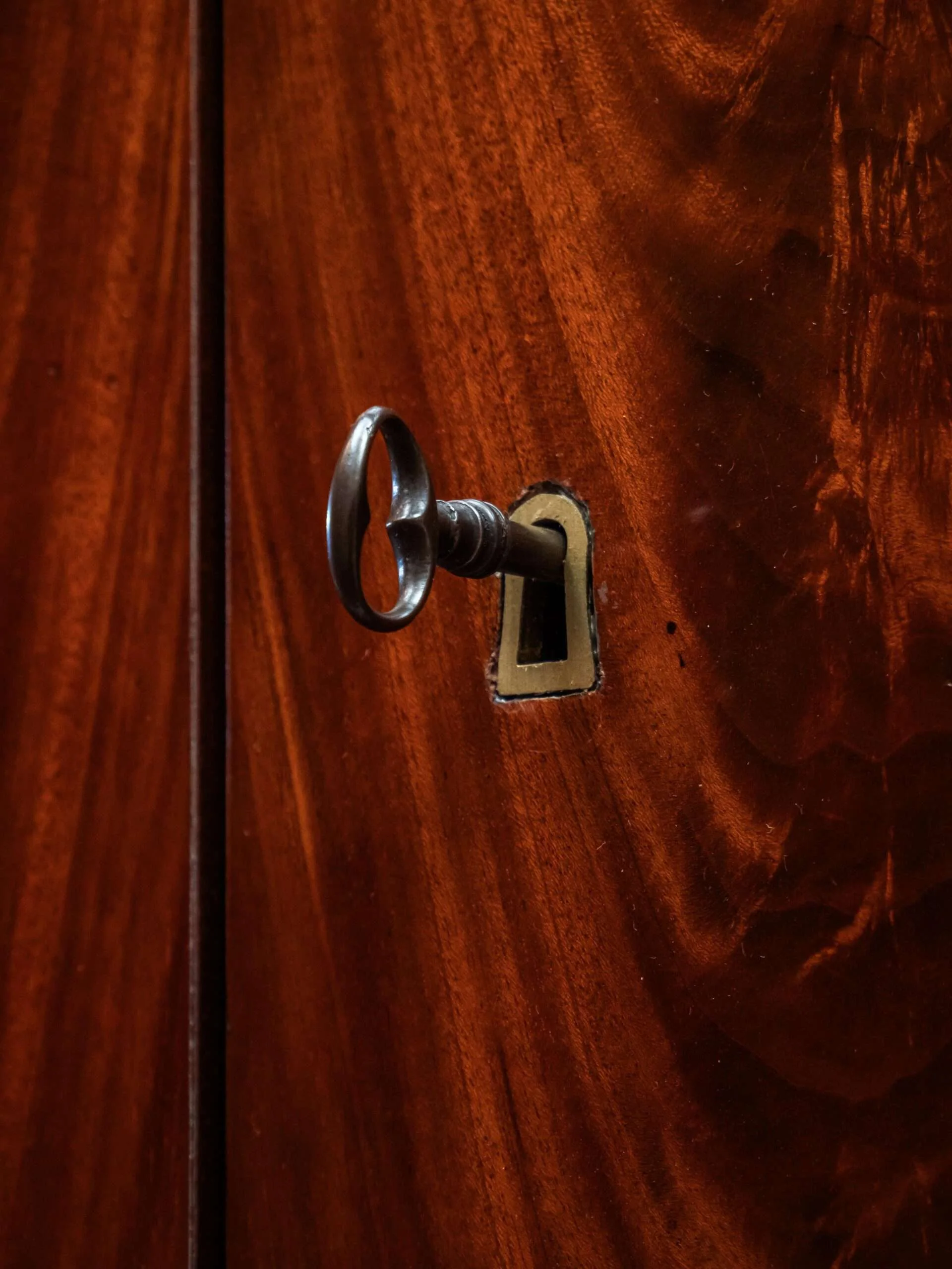 Biedermeier sekretář s tajnými zásuvkami