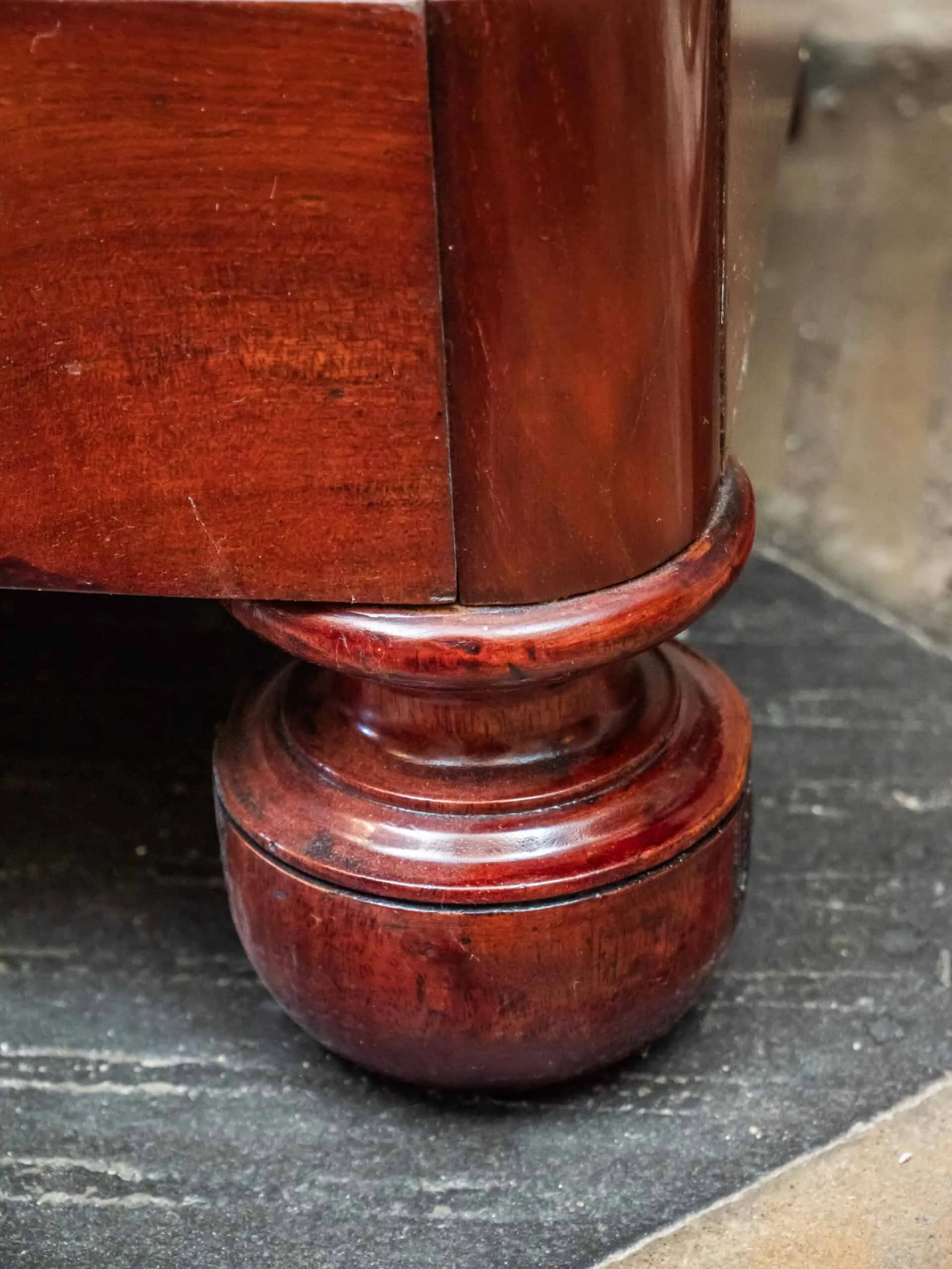 Biedermeier sekretář s tajnými zásuvkami