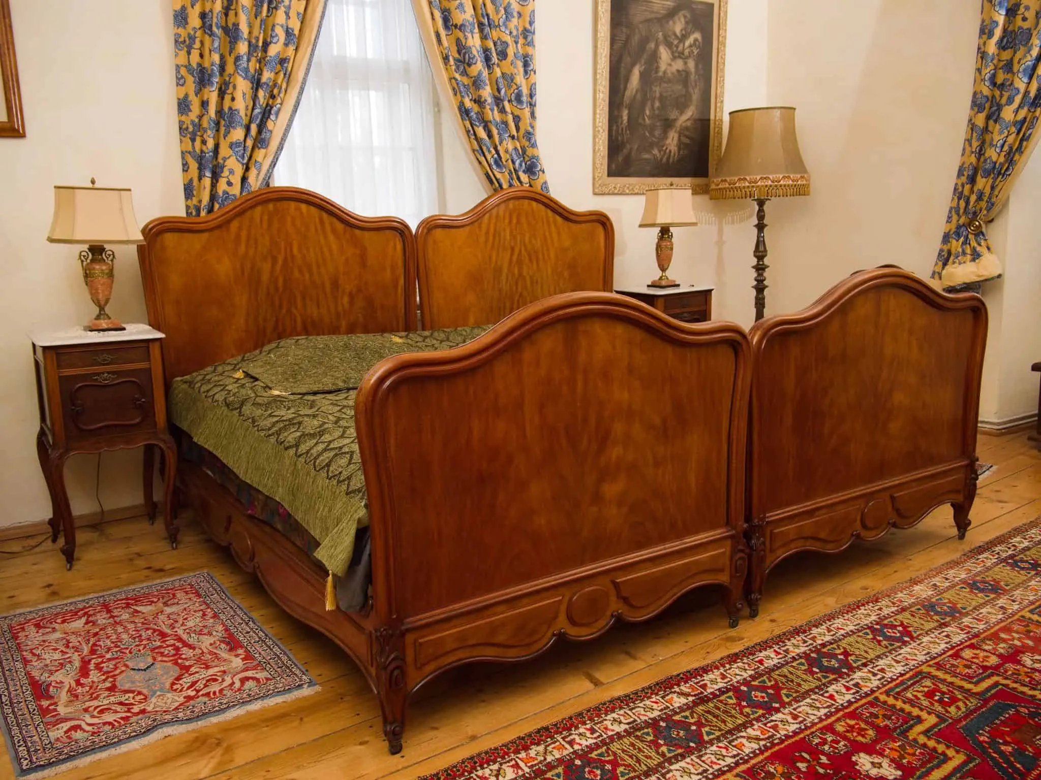 Mahagonová ložnice Ludvík XV s velkou postelí
