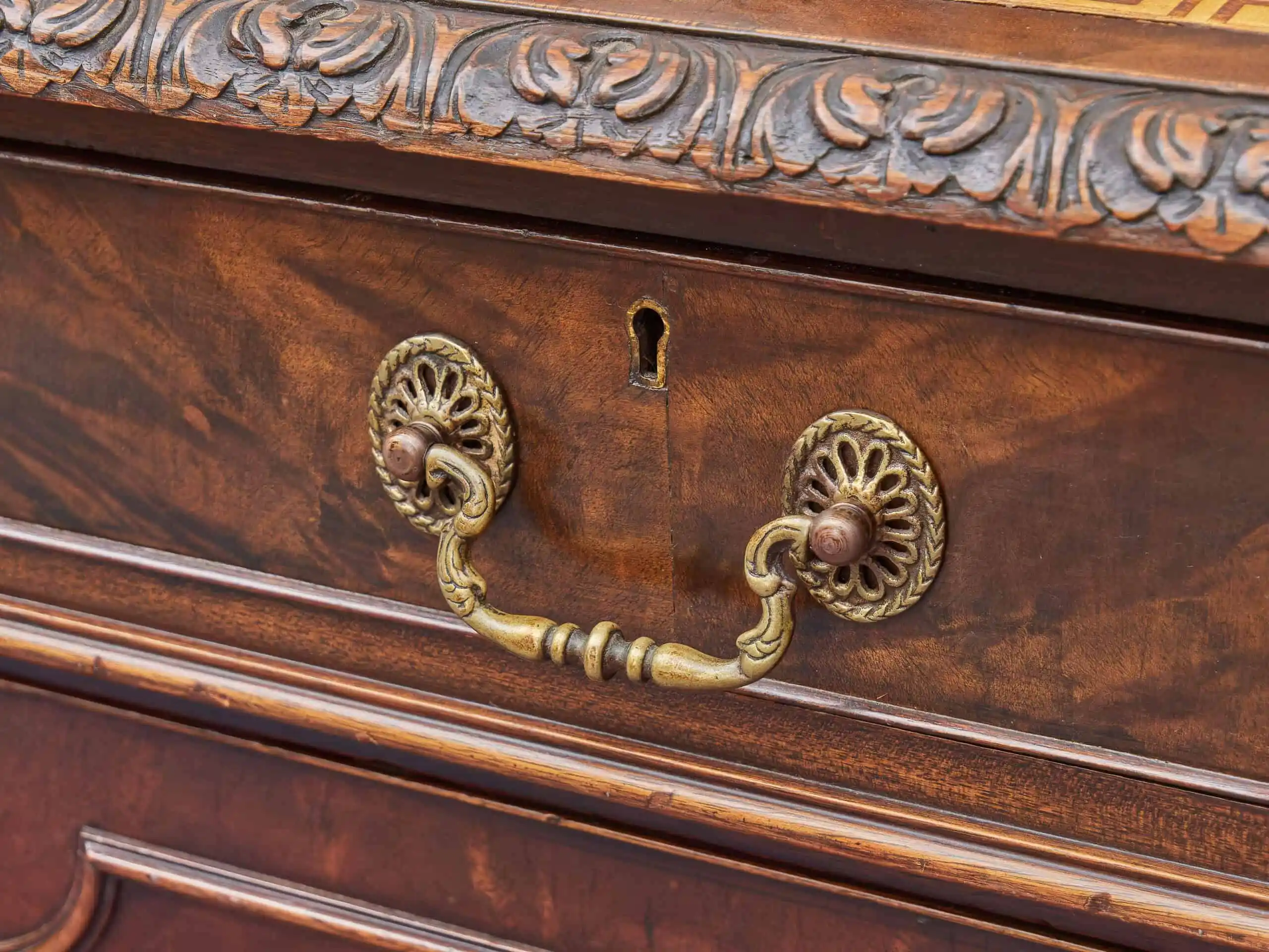 Starožitný velký psací stůl Chppendale vyřezávaný