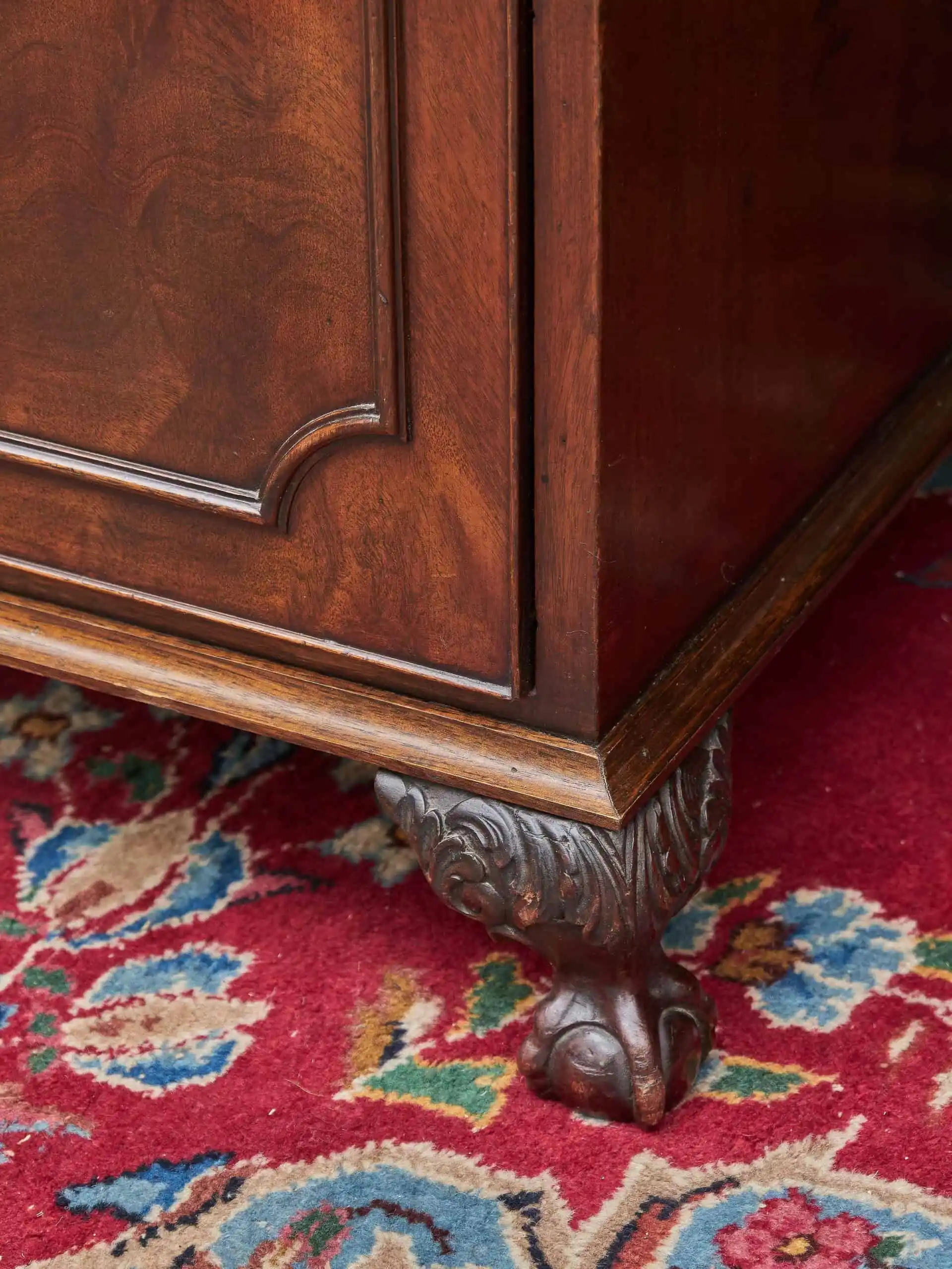 Starožitný velký psací stůl Chppendale vyřezávaný