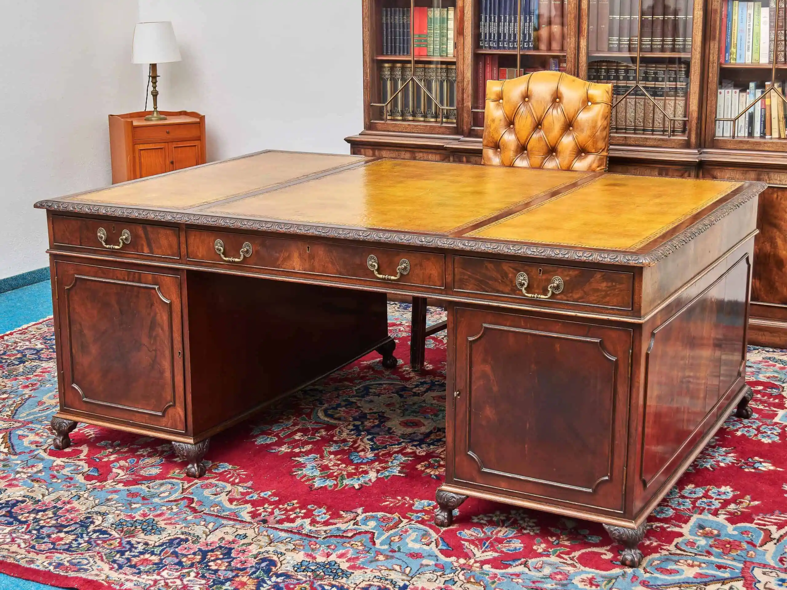 Starožitný velký psací stůl Chppendale vyřezávaný