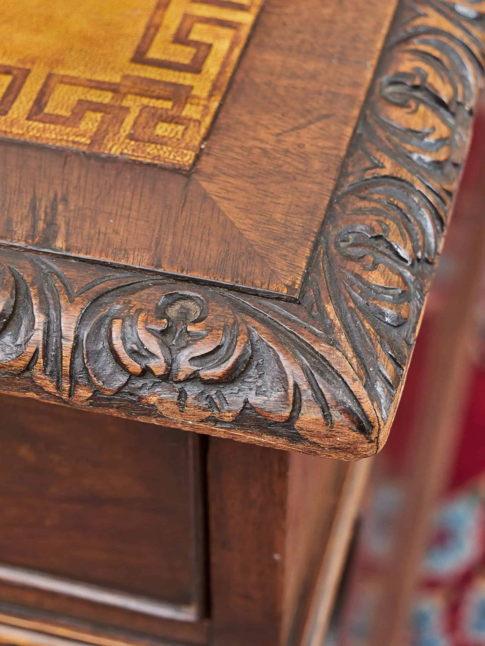 Starožitný velký psací stůl Chppendale vyřezávaný