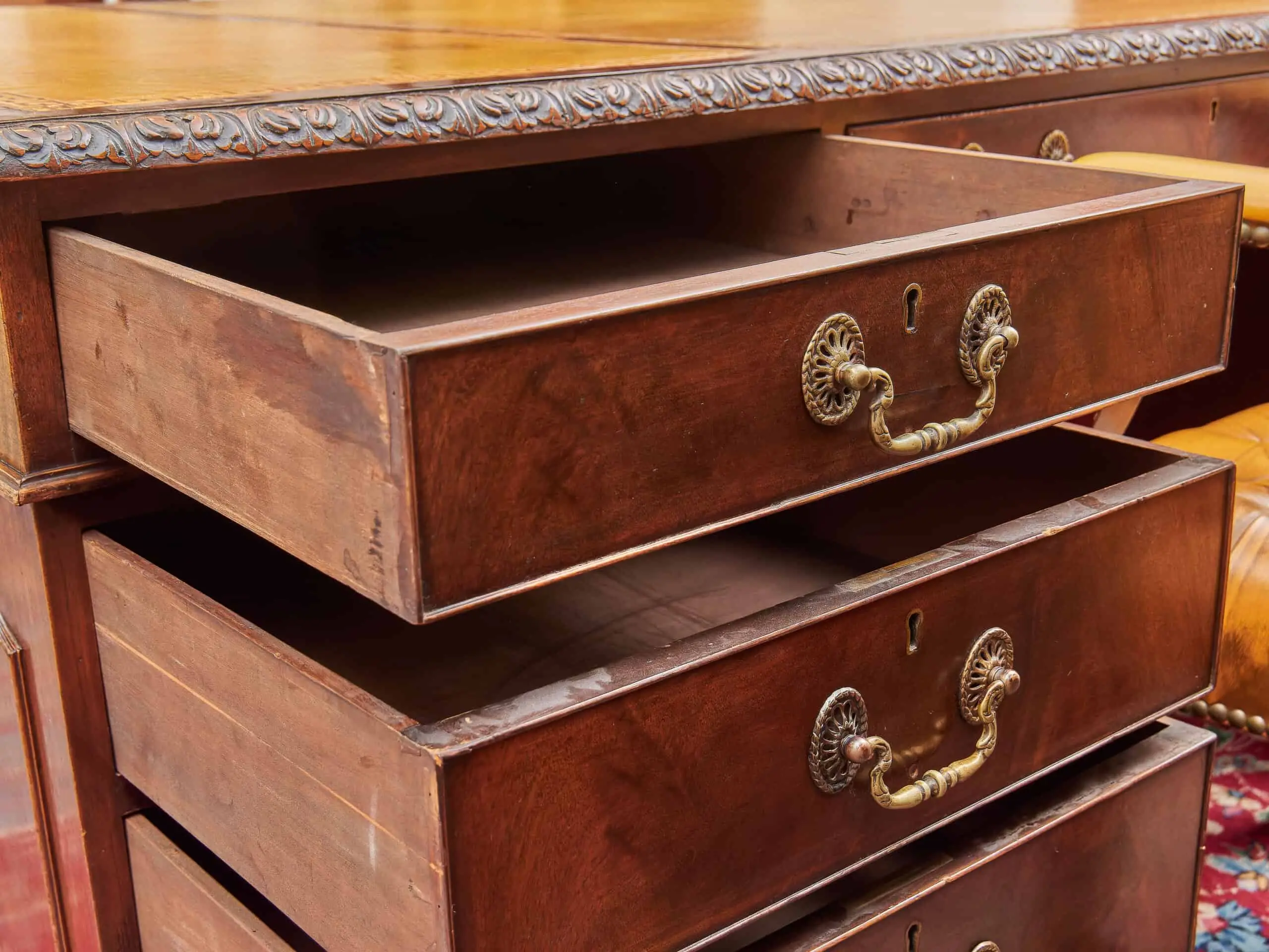 Starožitný velký psací stůl Chppendale vyřezávaný