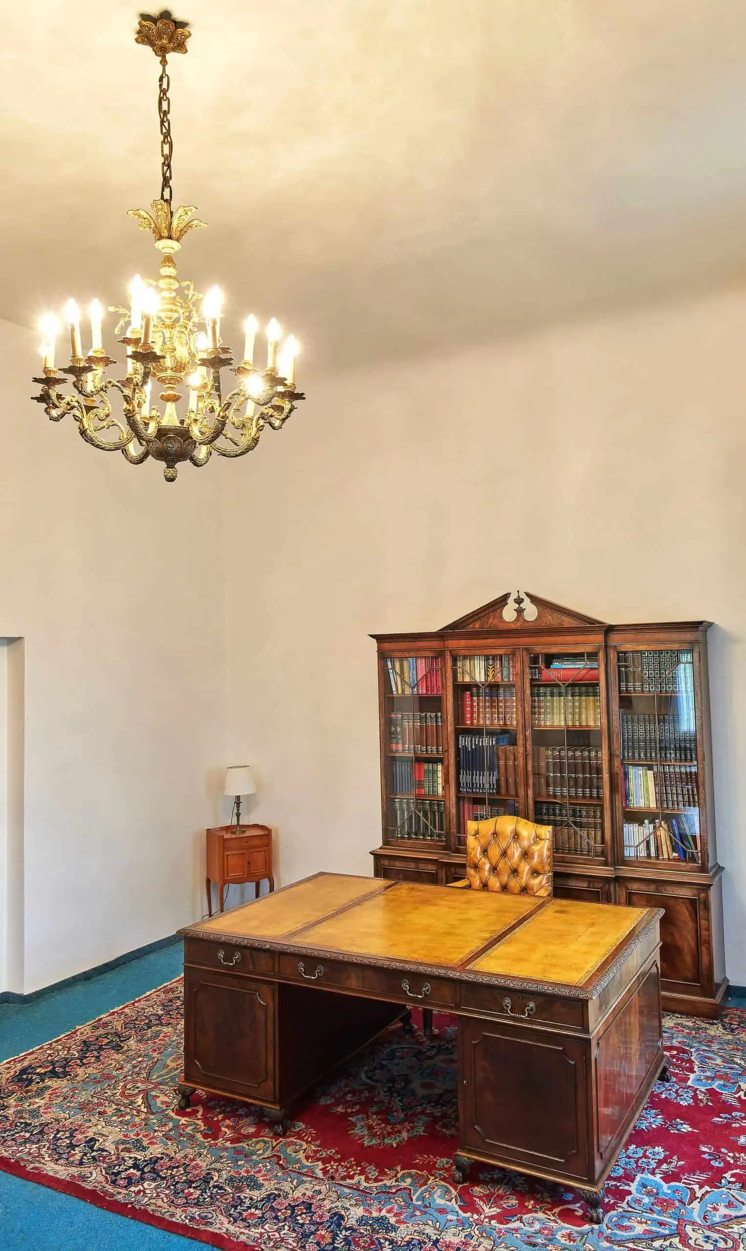 Starožitný velký psací stůl Chppendale vyřezávaný