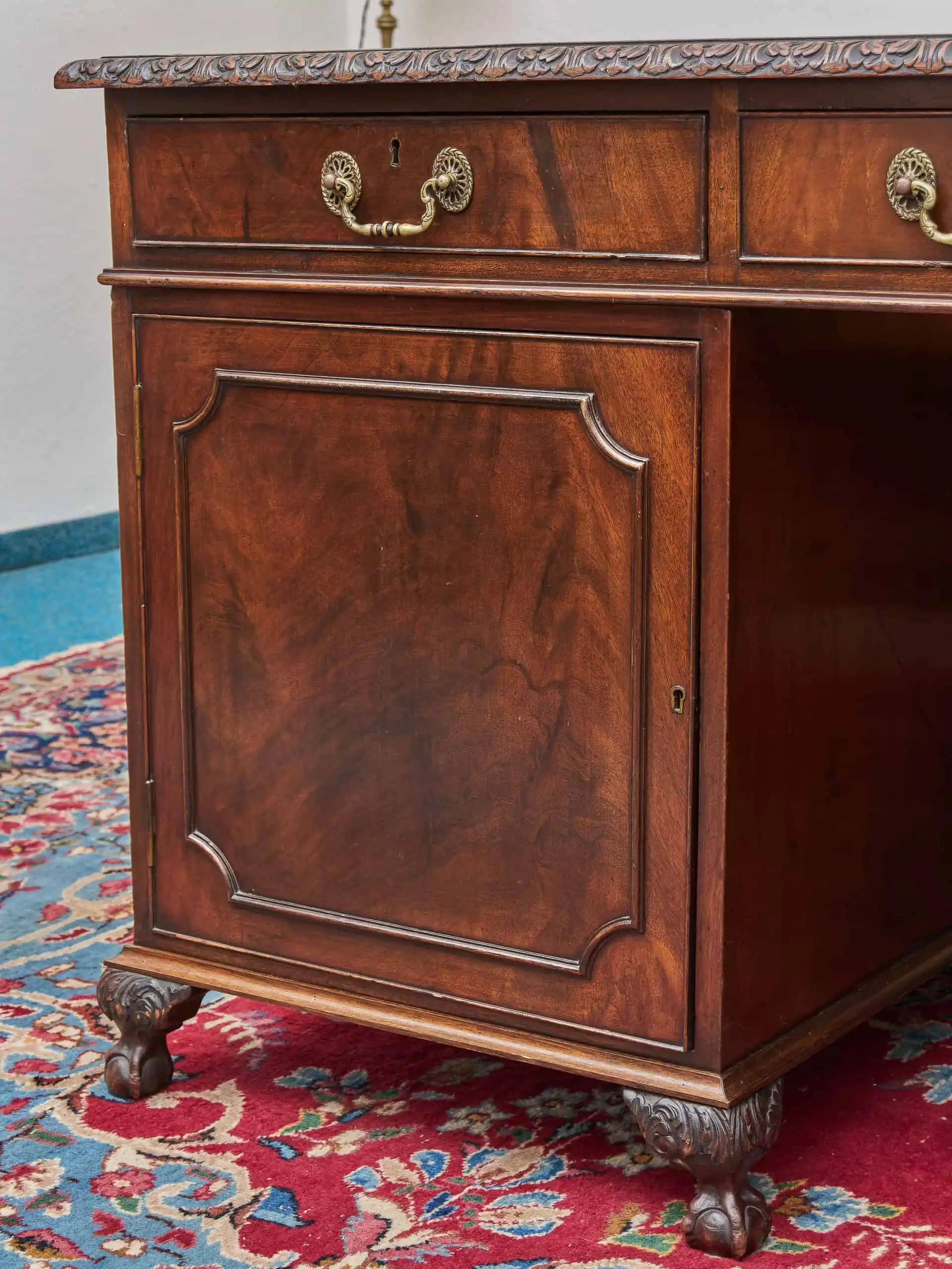 Starožitný velký psací stůl Chppendale vyřezávaný