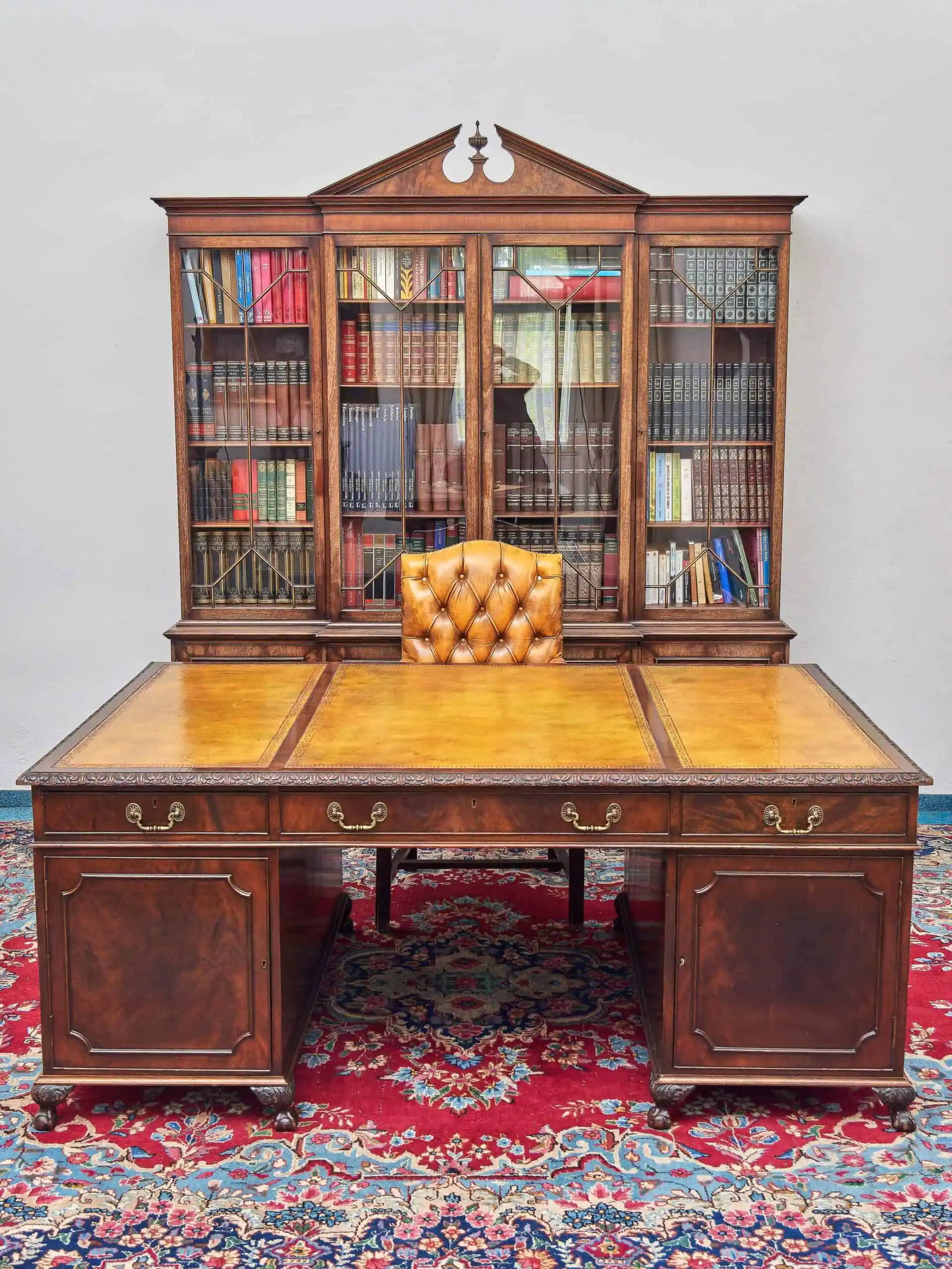 Starožitný velký psací stůl Chppendale vyřezávaný