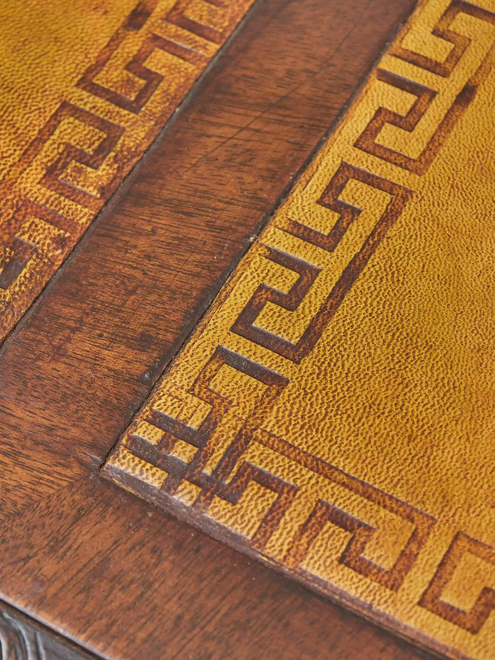 Starožitný velký psací stůl Chppendale vyřezávaný