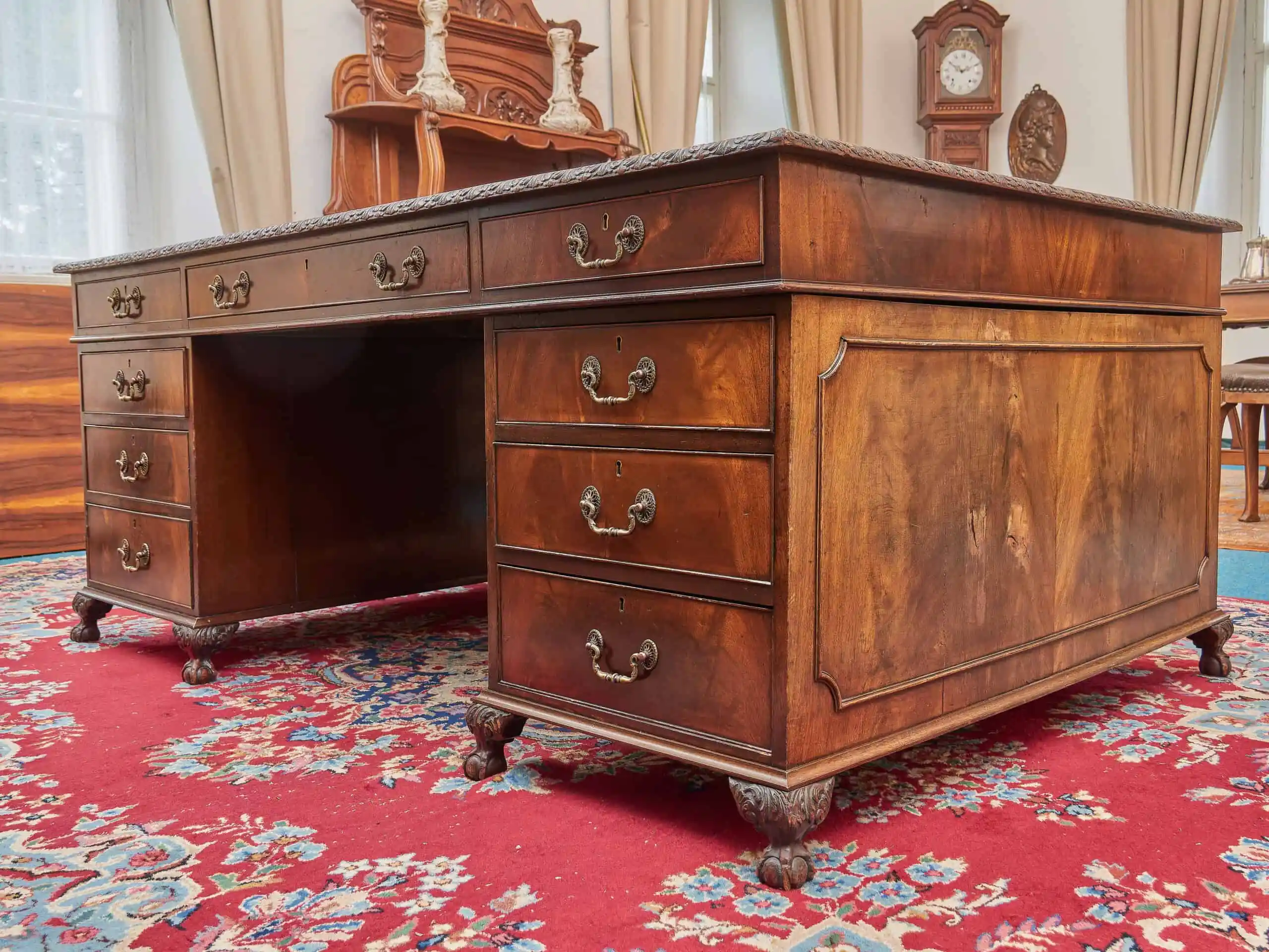 Starožitný velký psací stůl Chppendale vyřezávaný