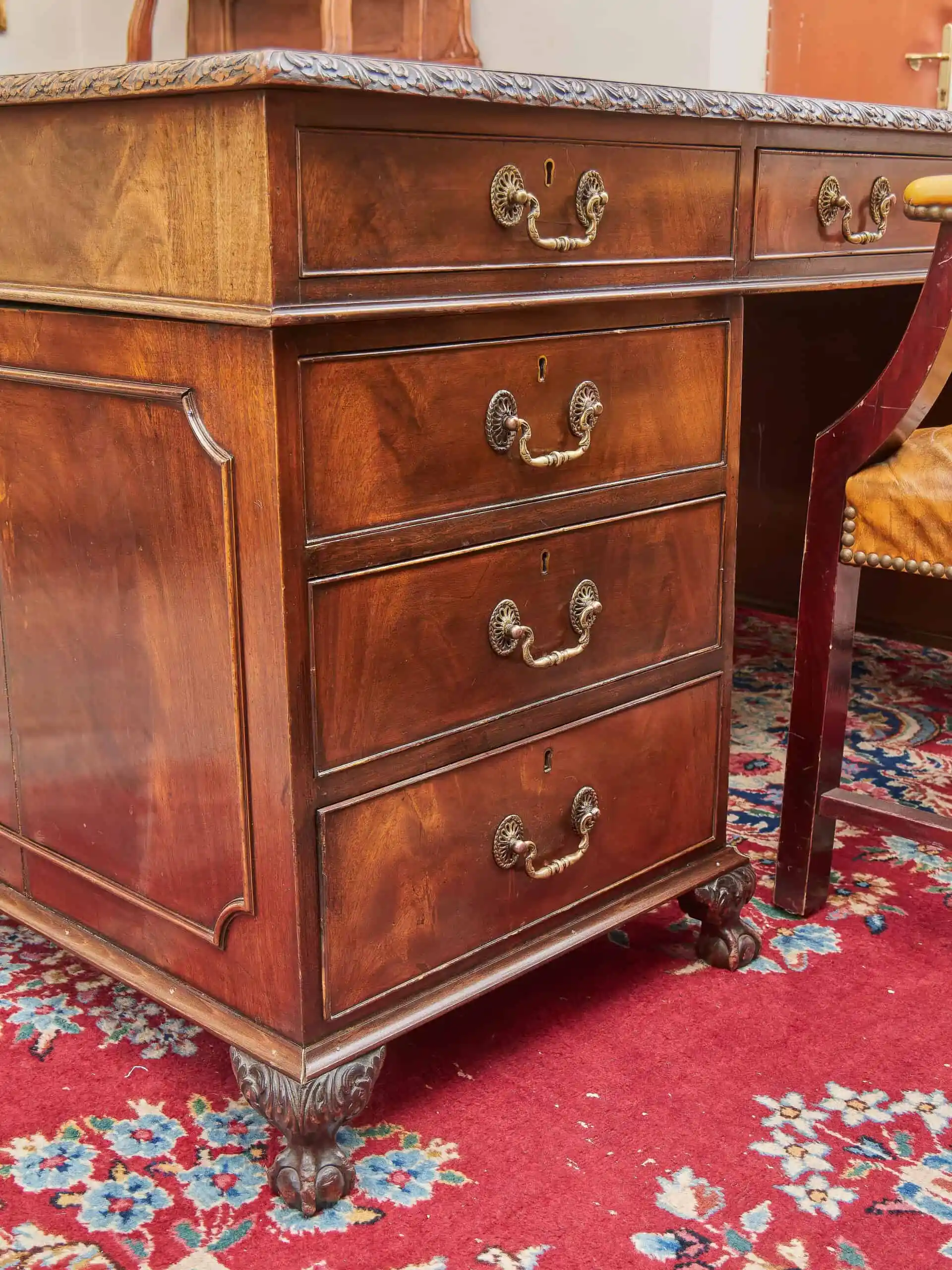 Starožitný velký psací stůl Chppendale vyřezávaný