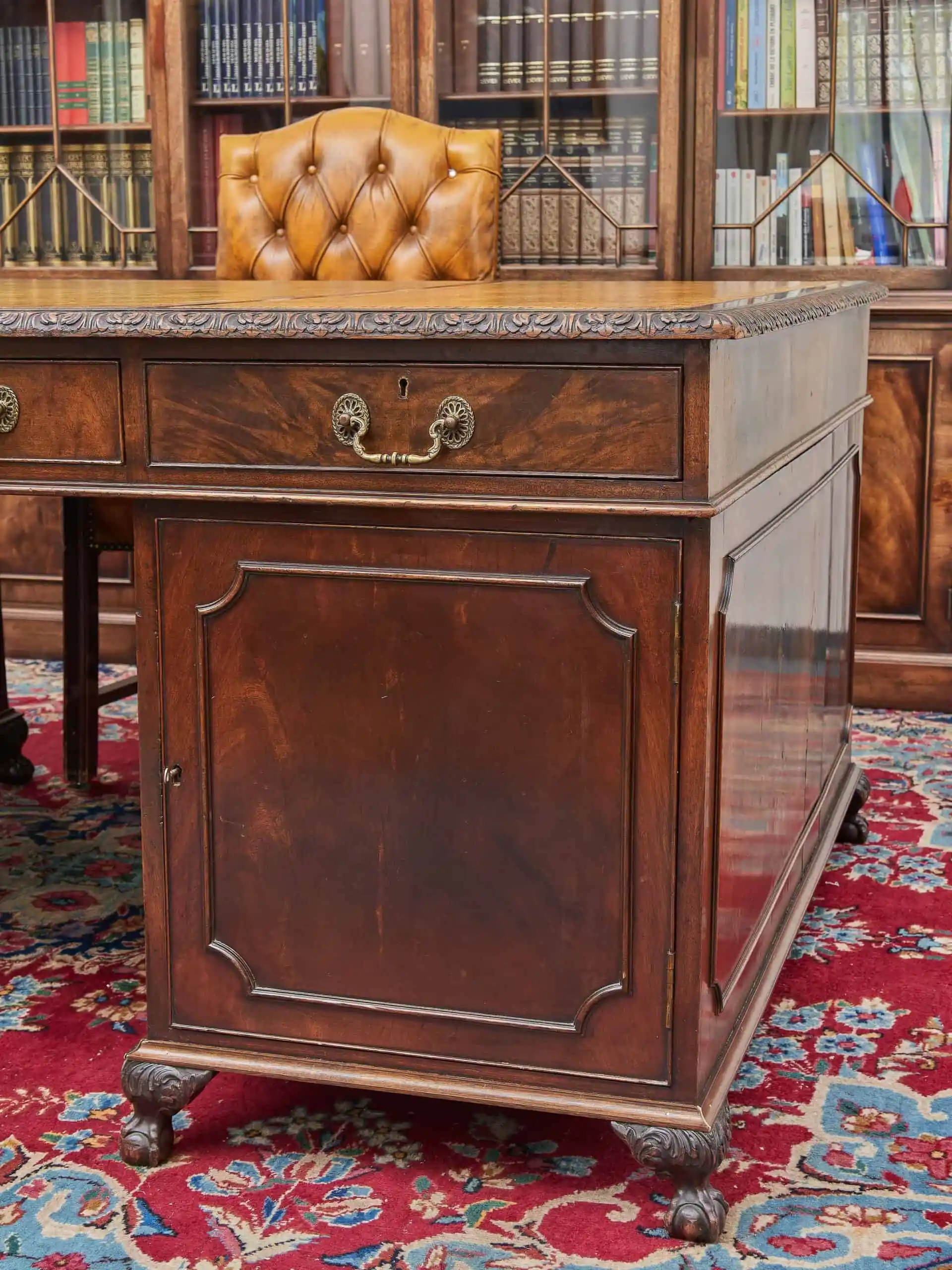 Starožitný velký psací stůl Chppendale vyřezávaný