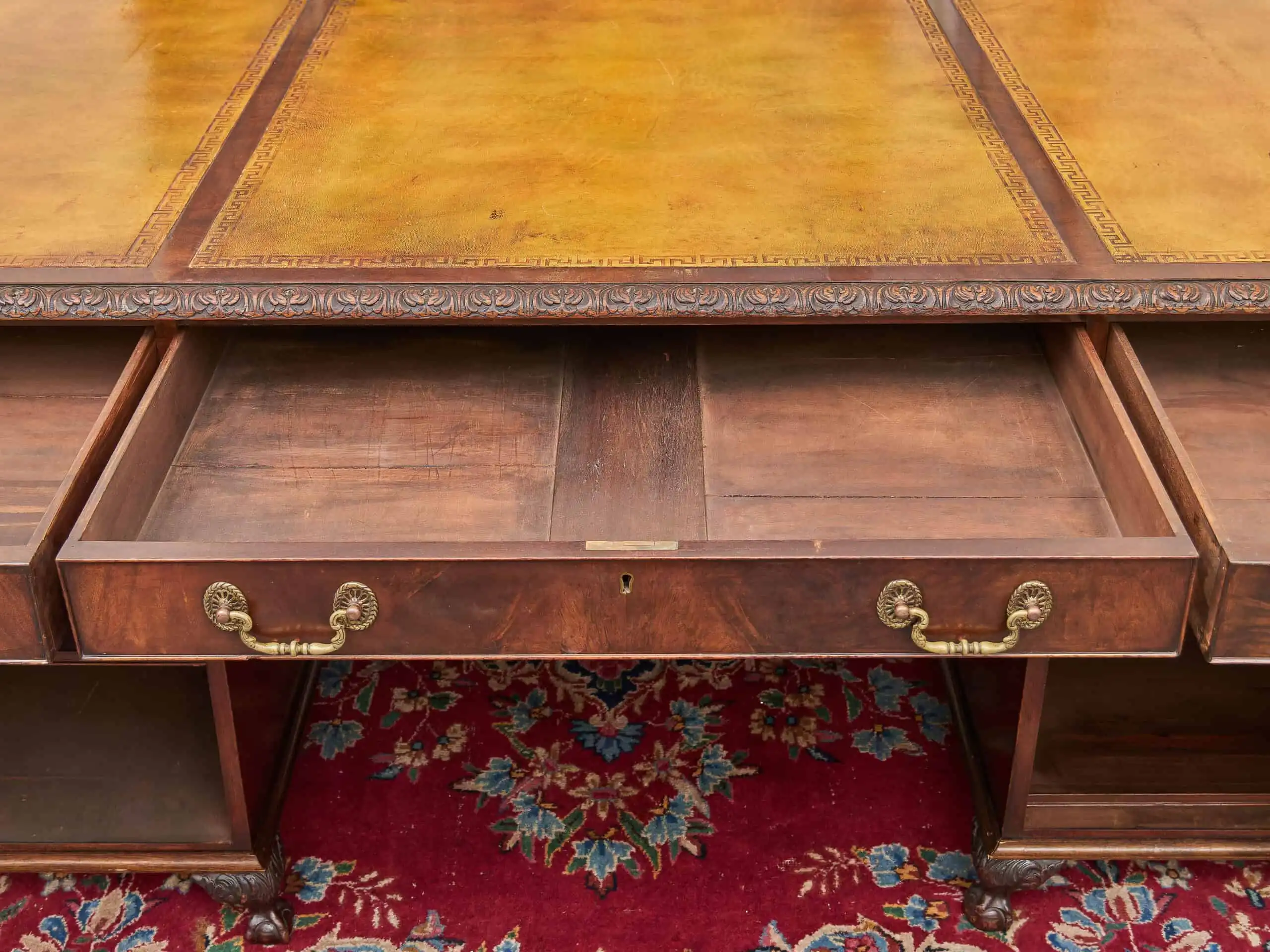 Starožitný velký psací stůl Chppendale vyřezávaný