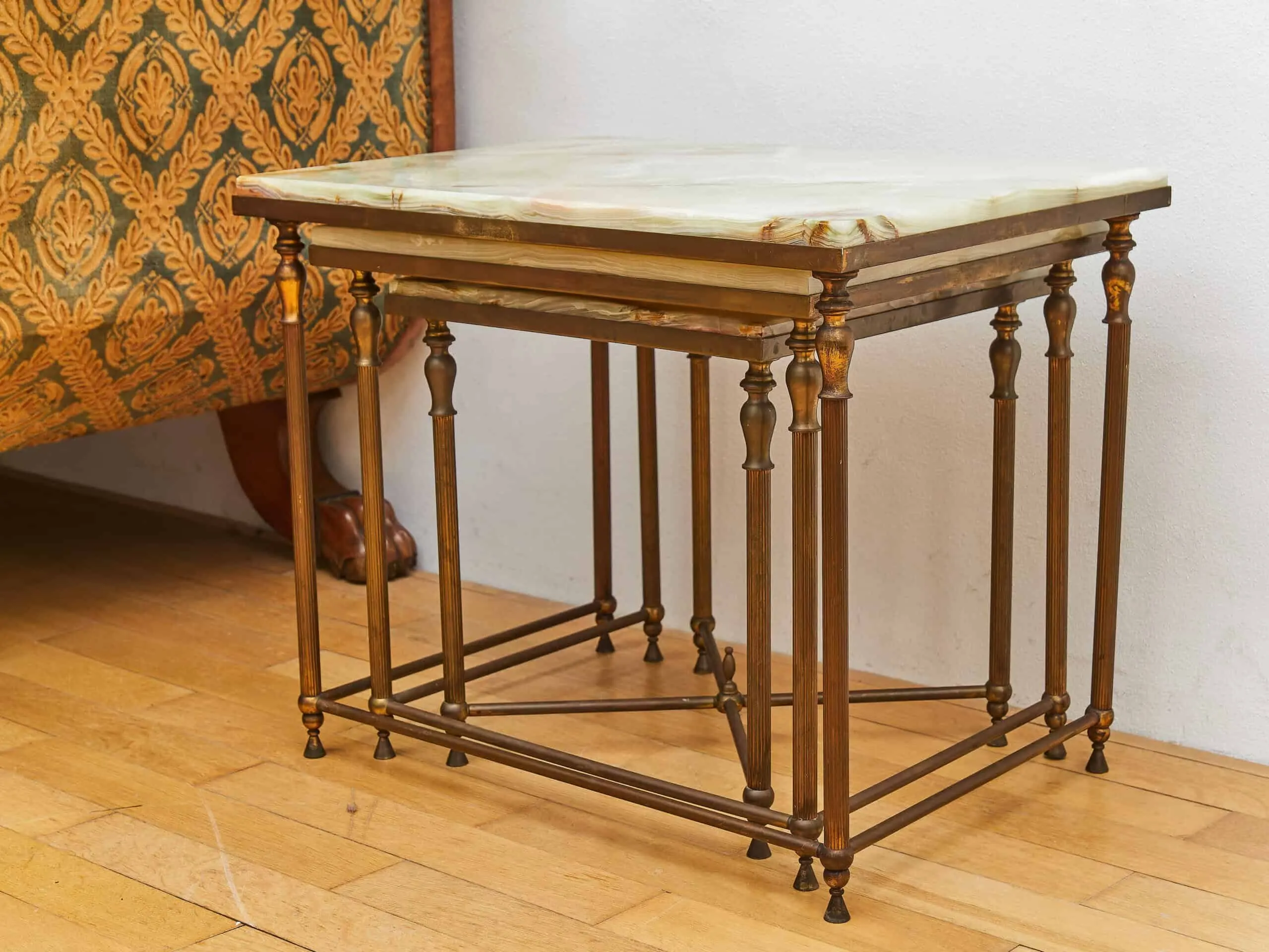 Francouzské hnízdové stolky / odkládací s onyxem