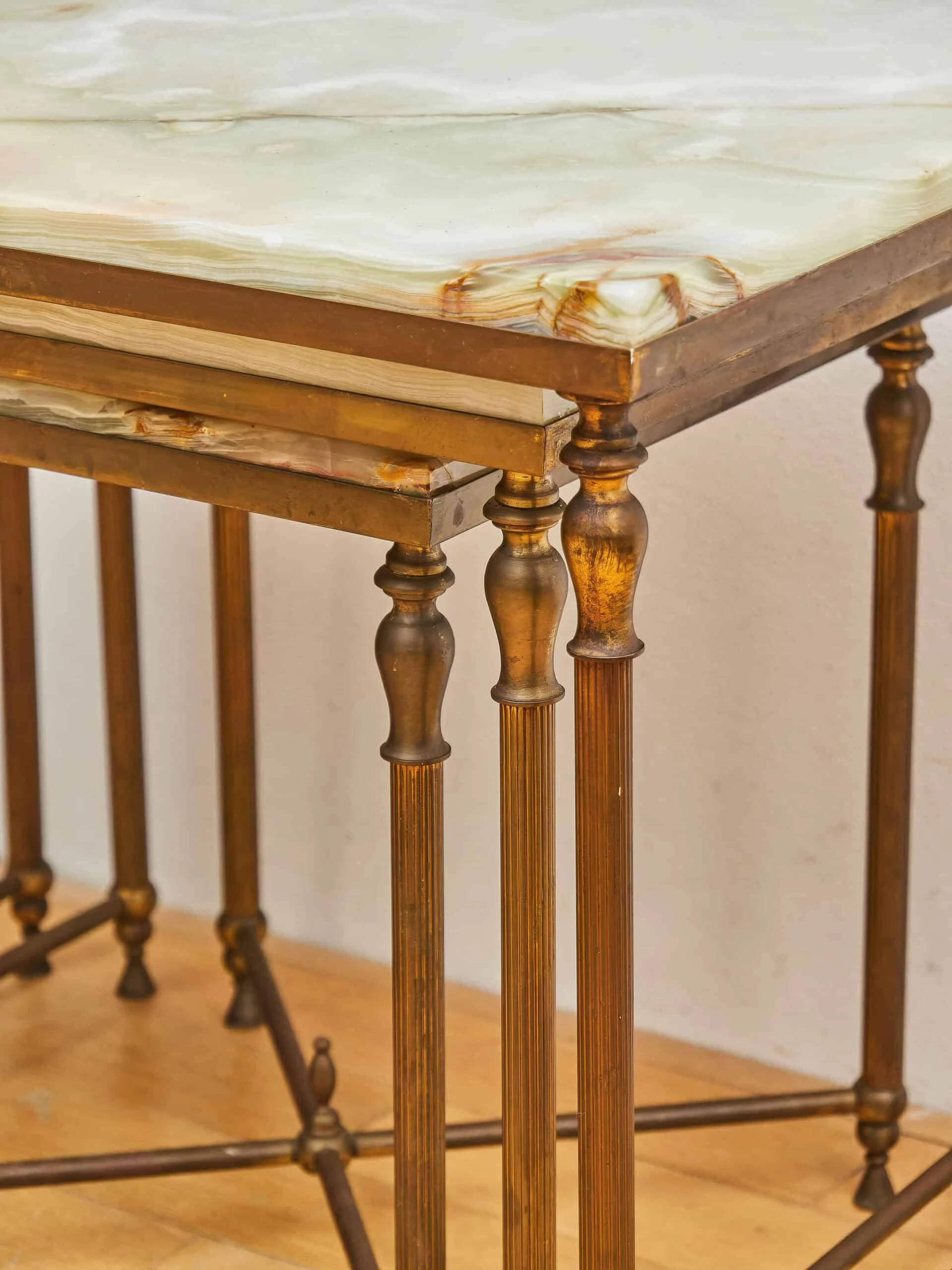 Francouzské hnízdové stolky / odkládací s onyxem