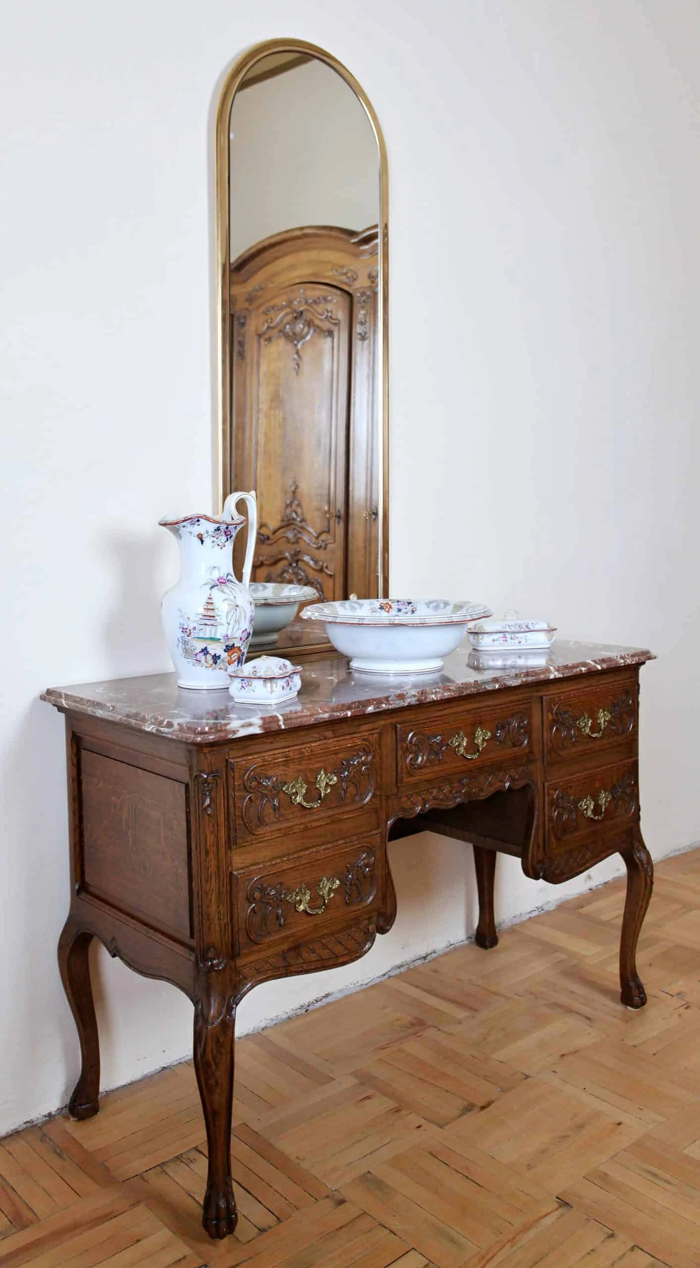 Bohatě řezbovaná starožitná ložnice. Masivní dub