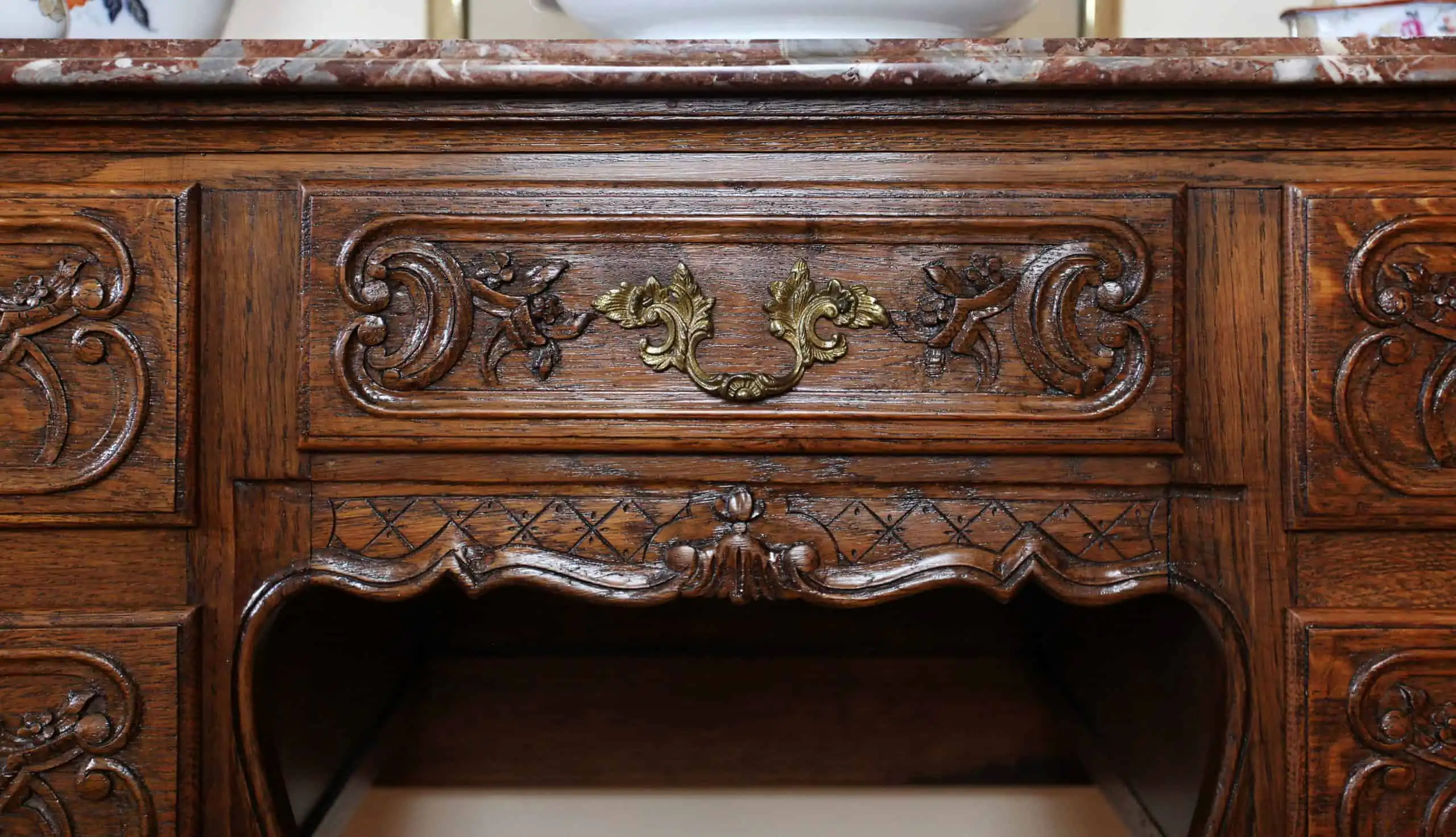 Bohatě řezbovaná starožitná ložnice. Masivní dub