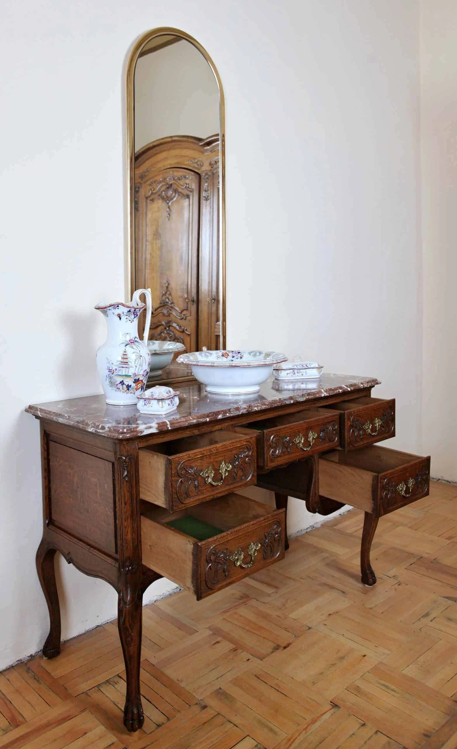 Bohatě řezbovaná starožitná ložnice. Masivní dub