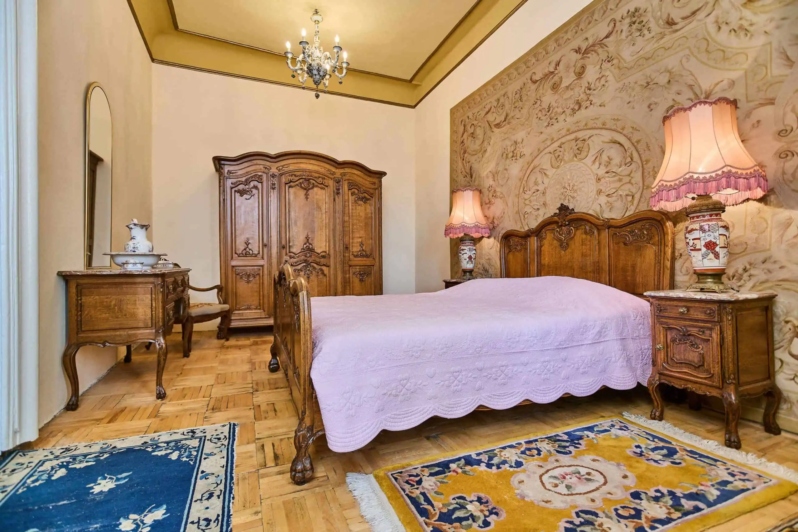 Bohatě řezbovaná starožitná ložnice. Masivní dub