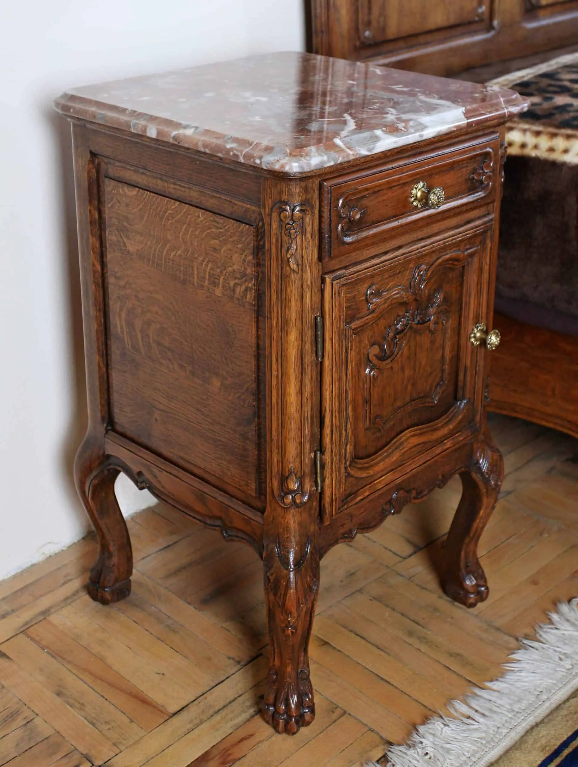 Bohatě řezbovaná starožitná ložnice. Masivní dub