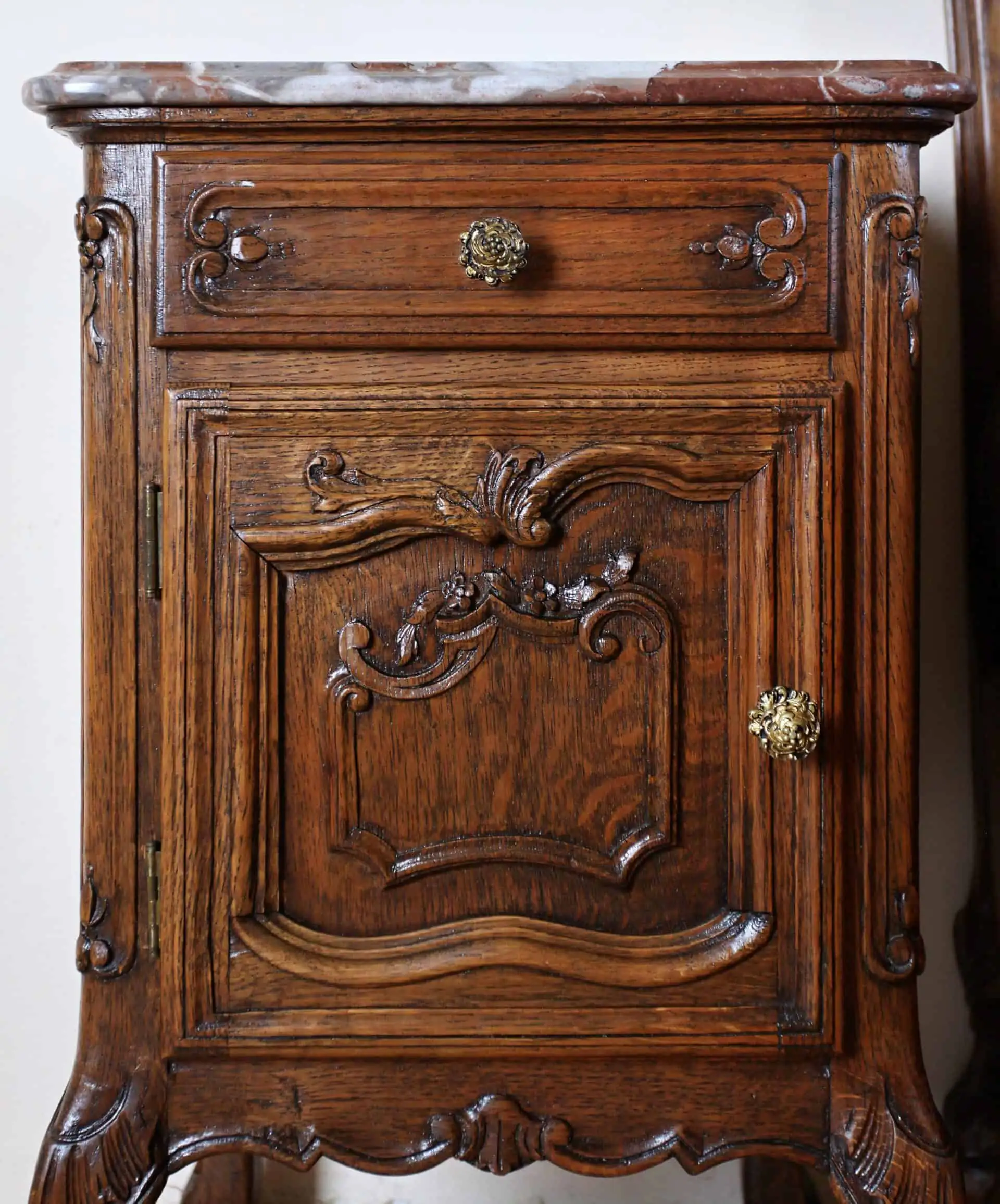 Bohatě řezbovaná starožitná ložnice. Masivní dub