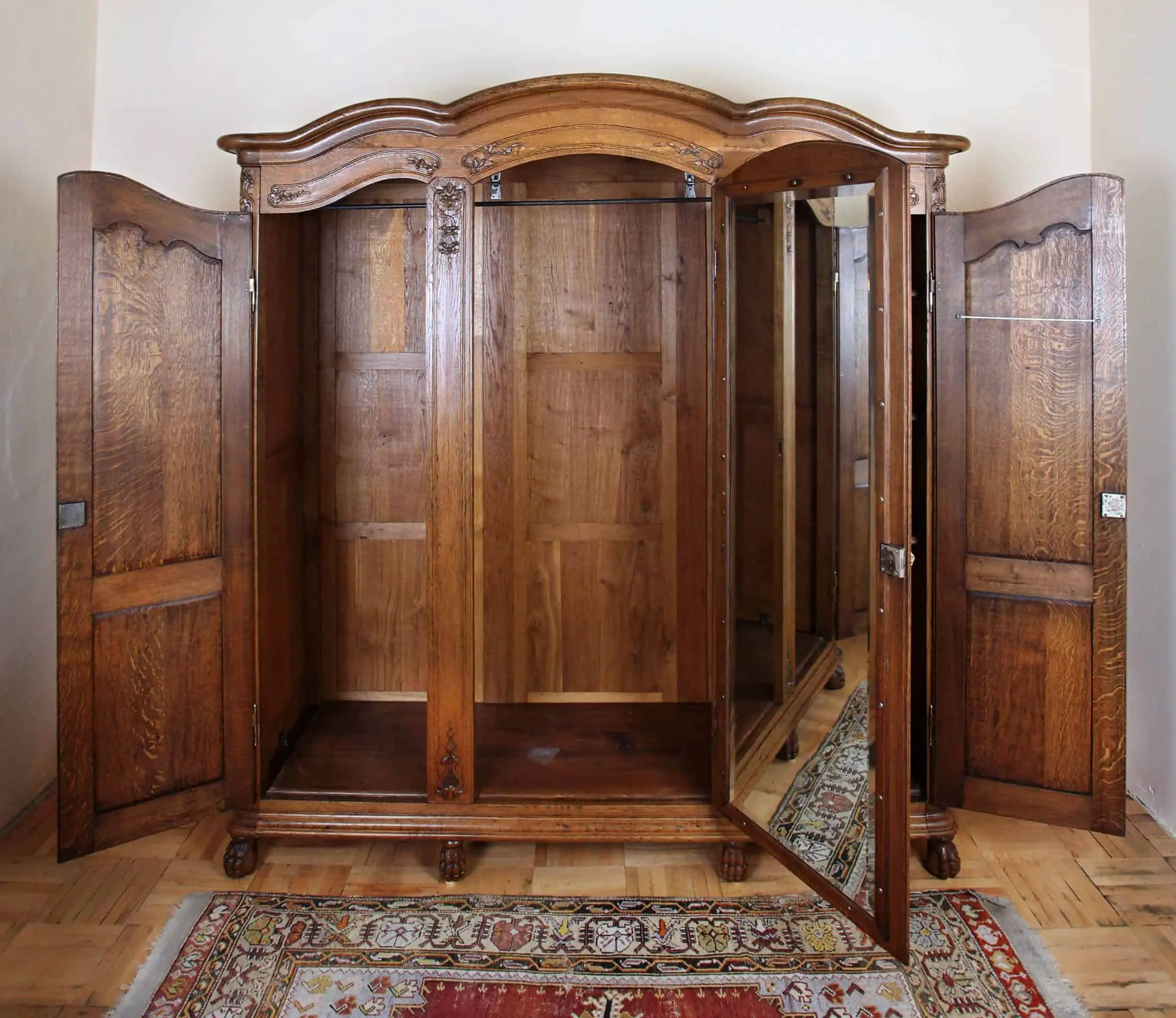 Bohatě řezbovaná starožitná ložnice. Masivní dub