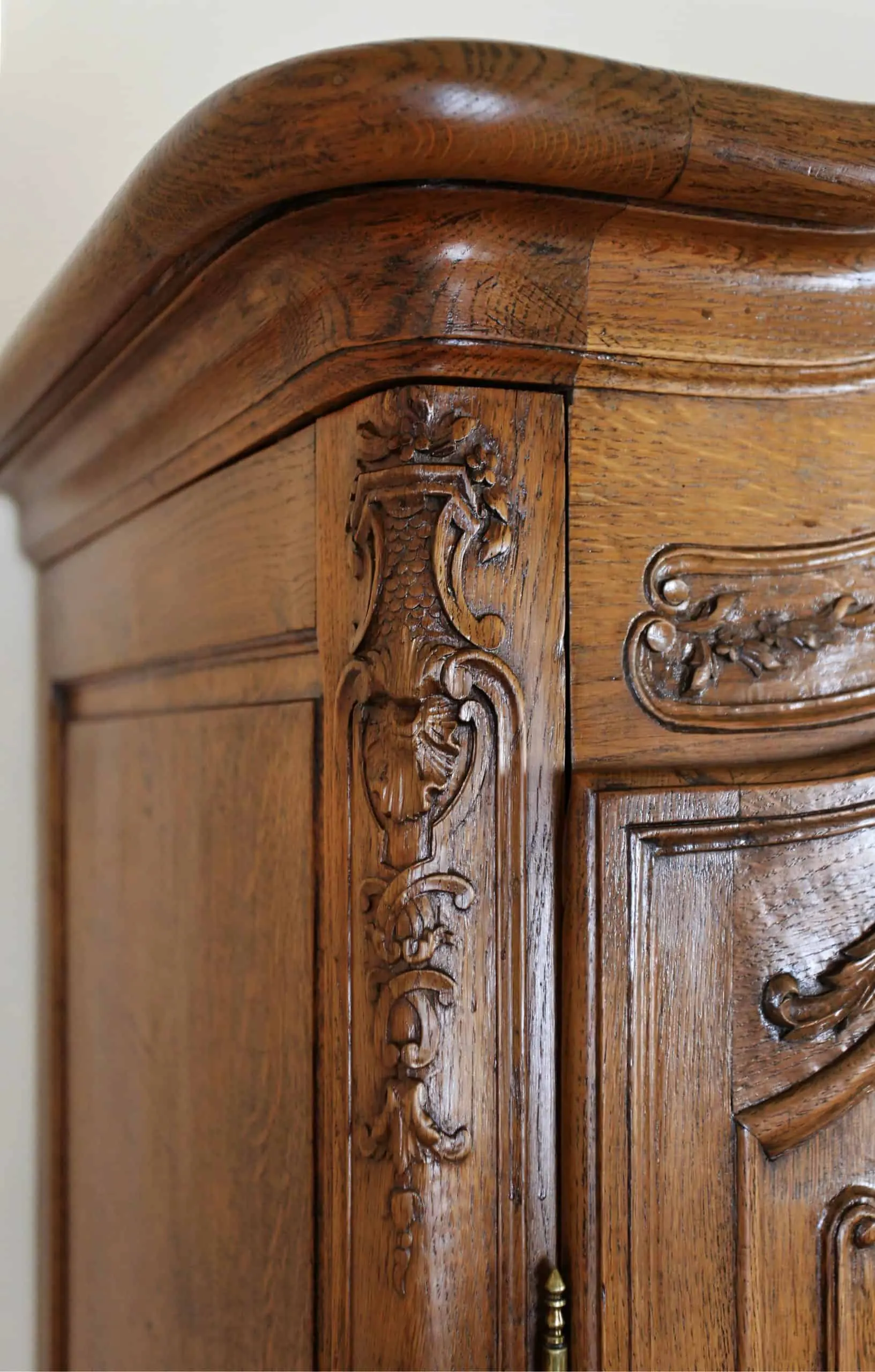 Bohatě řezbovaná starožitná ložnice. Masivní dub