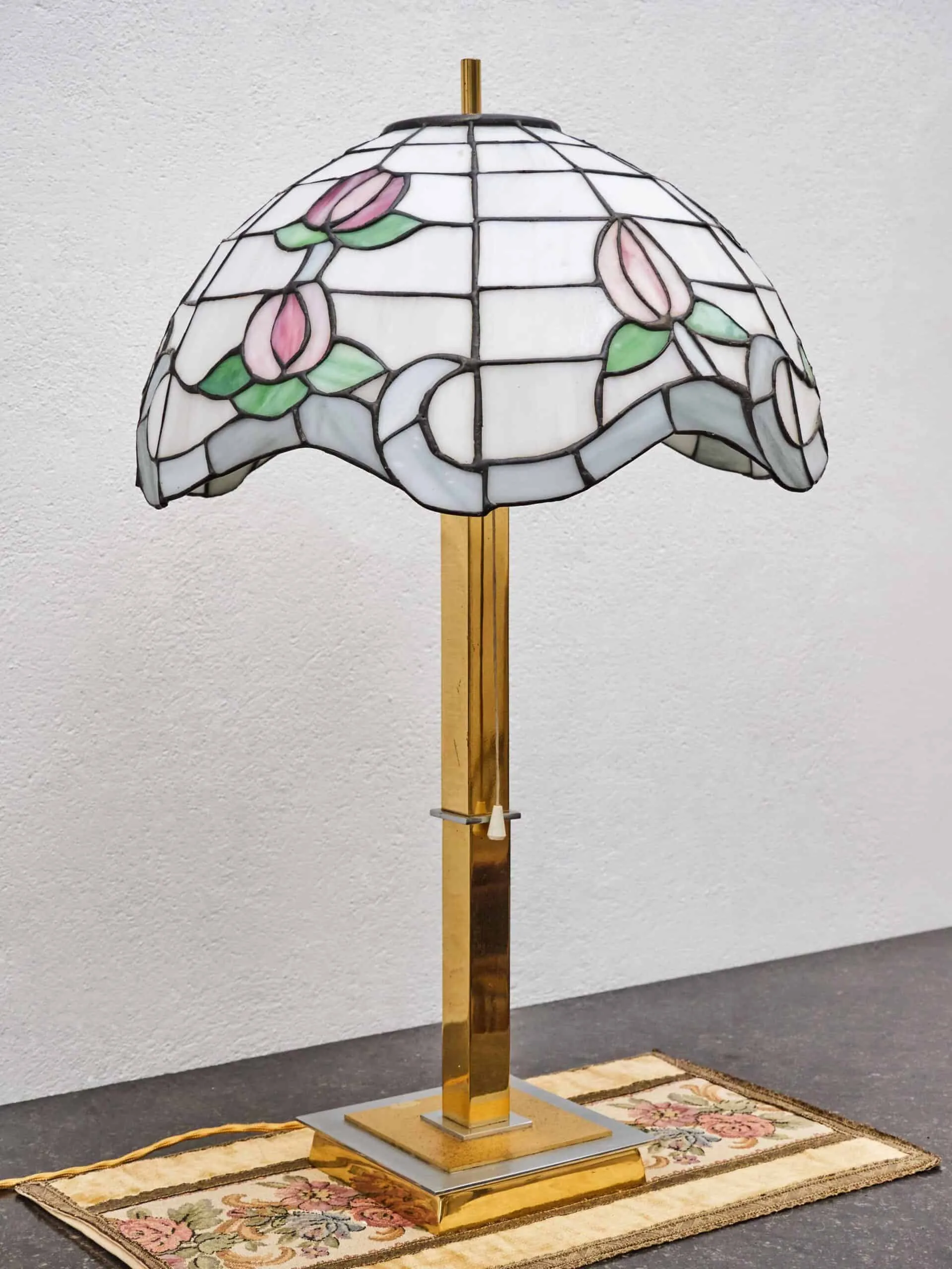 Mosazná lampa se stínidlem Tiffany