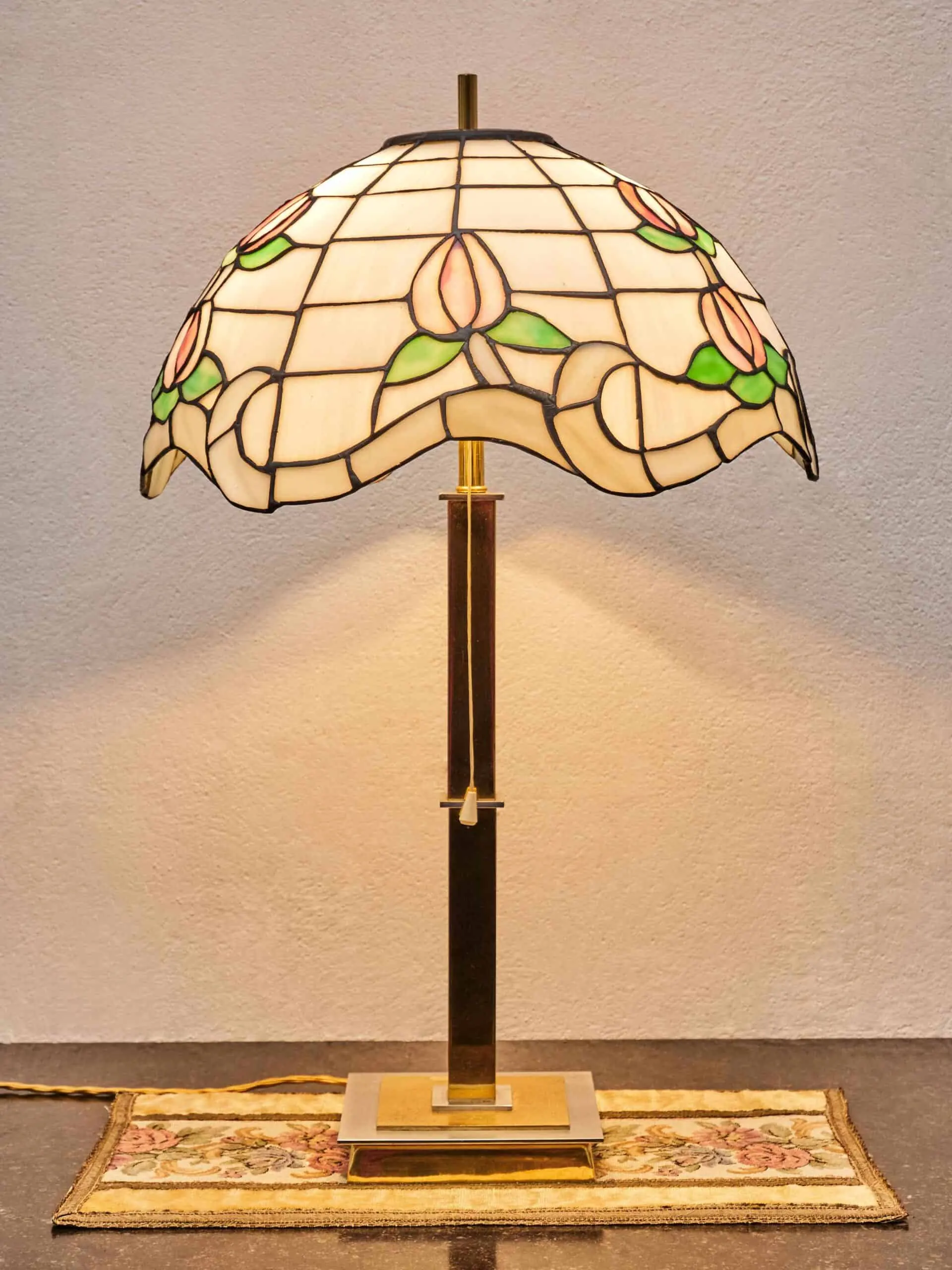 Mosazná lampa se stínidlem Tiffany