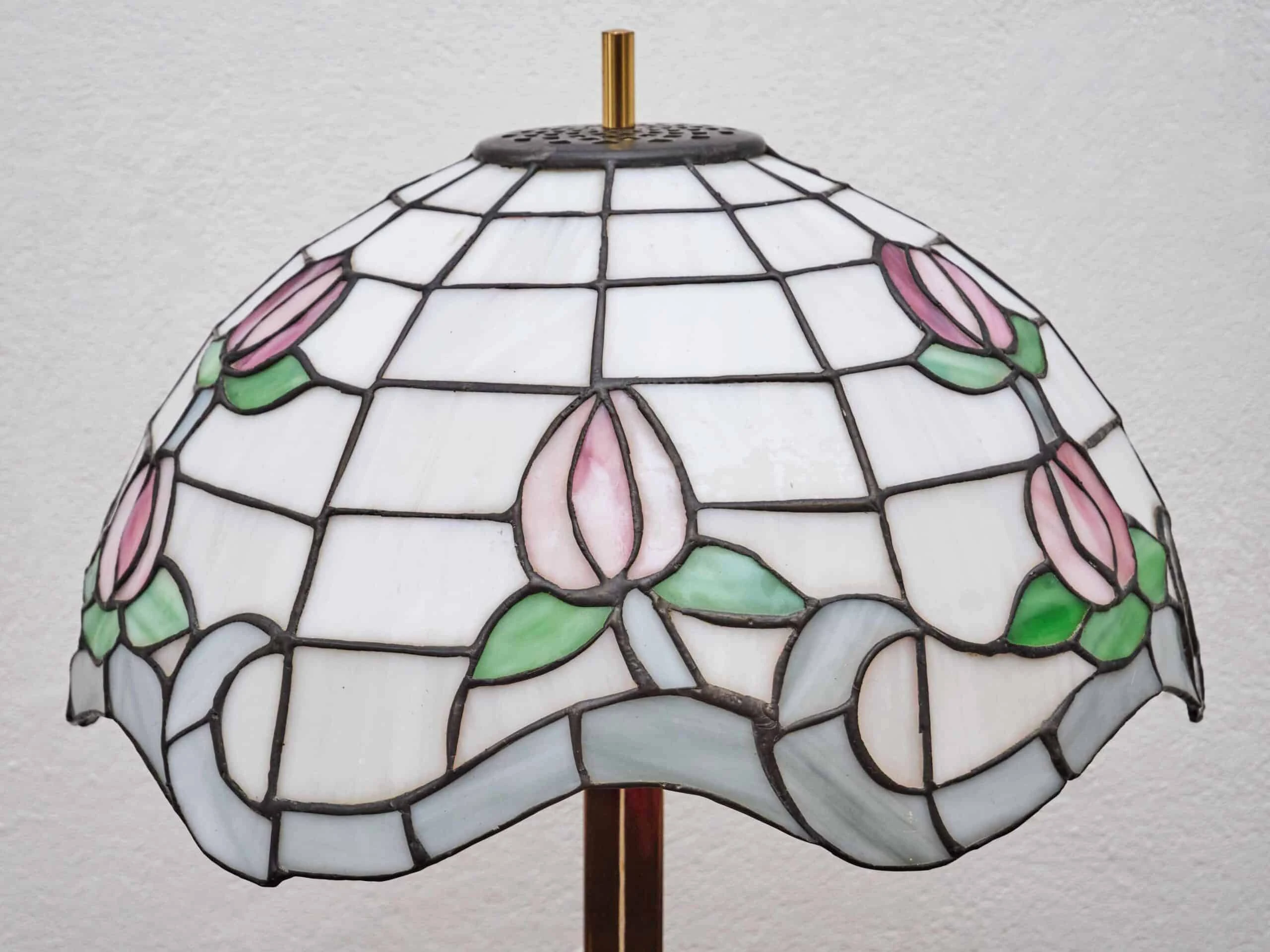 Mosazná lampa se stínidlem Tiffany