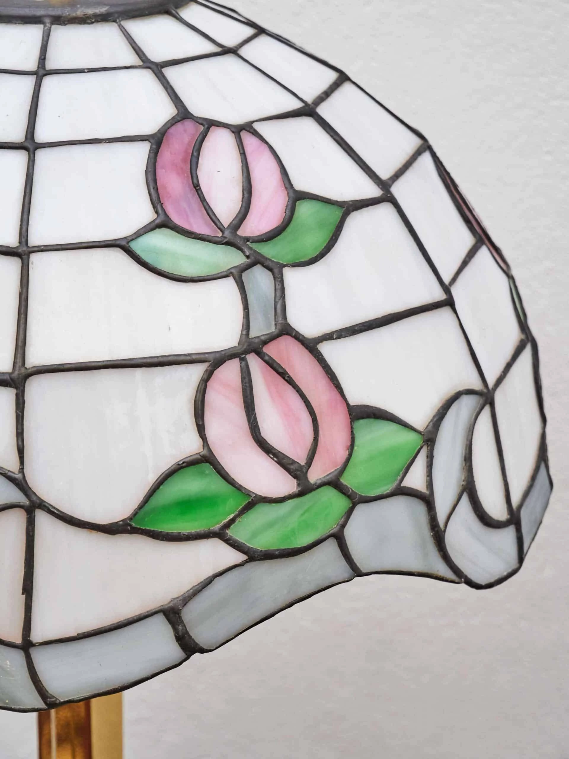 Mosazná lampa se stínidlem Tiffany
