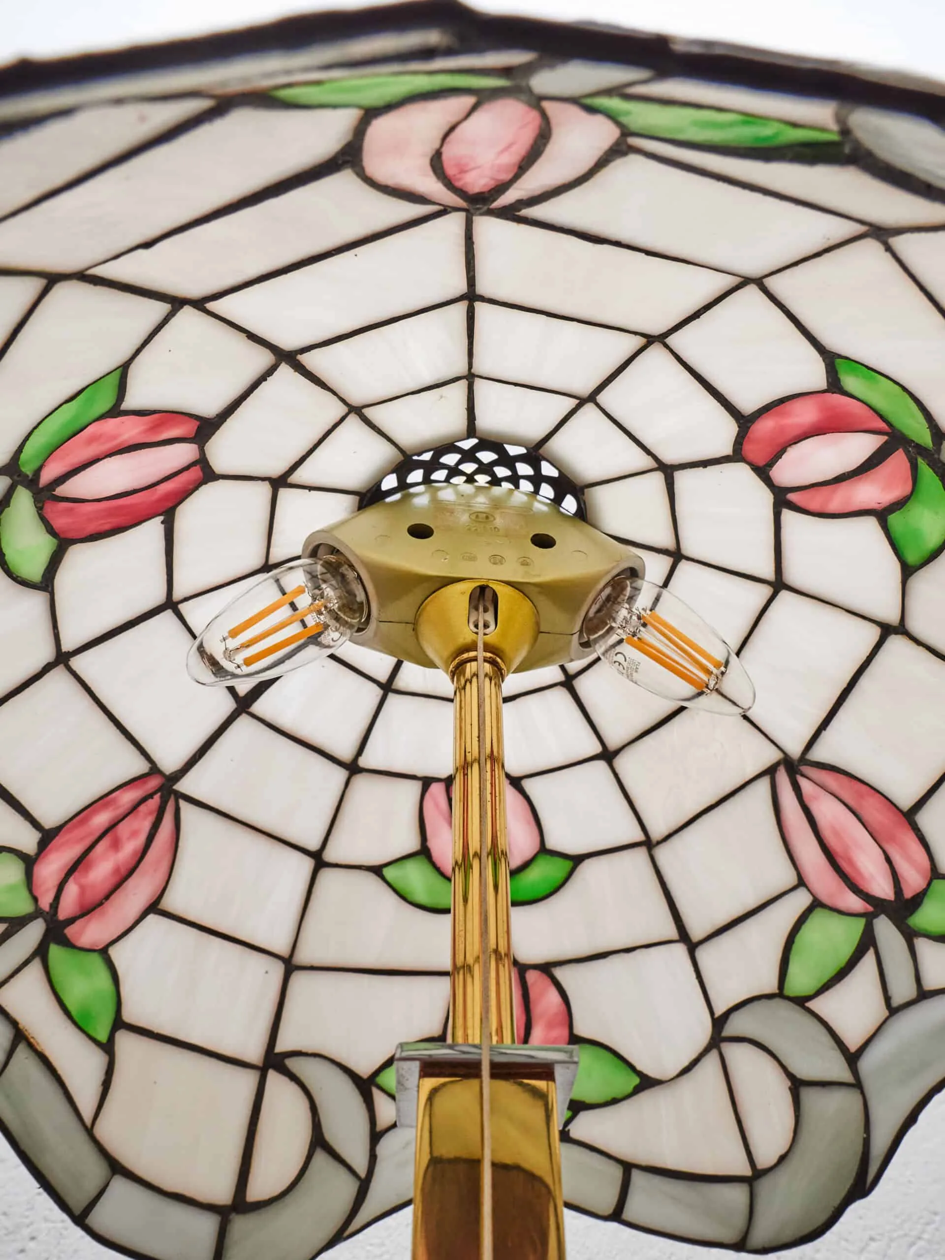 Mosazná lampa se stínidlem Tiffany
