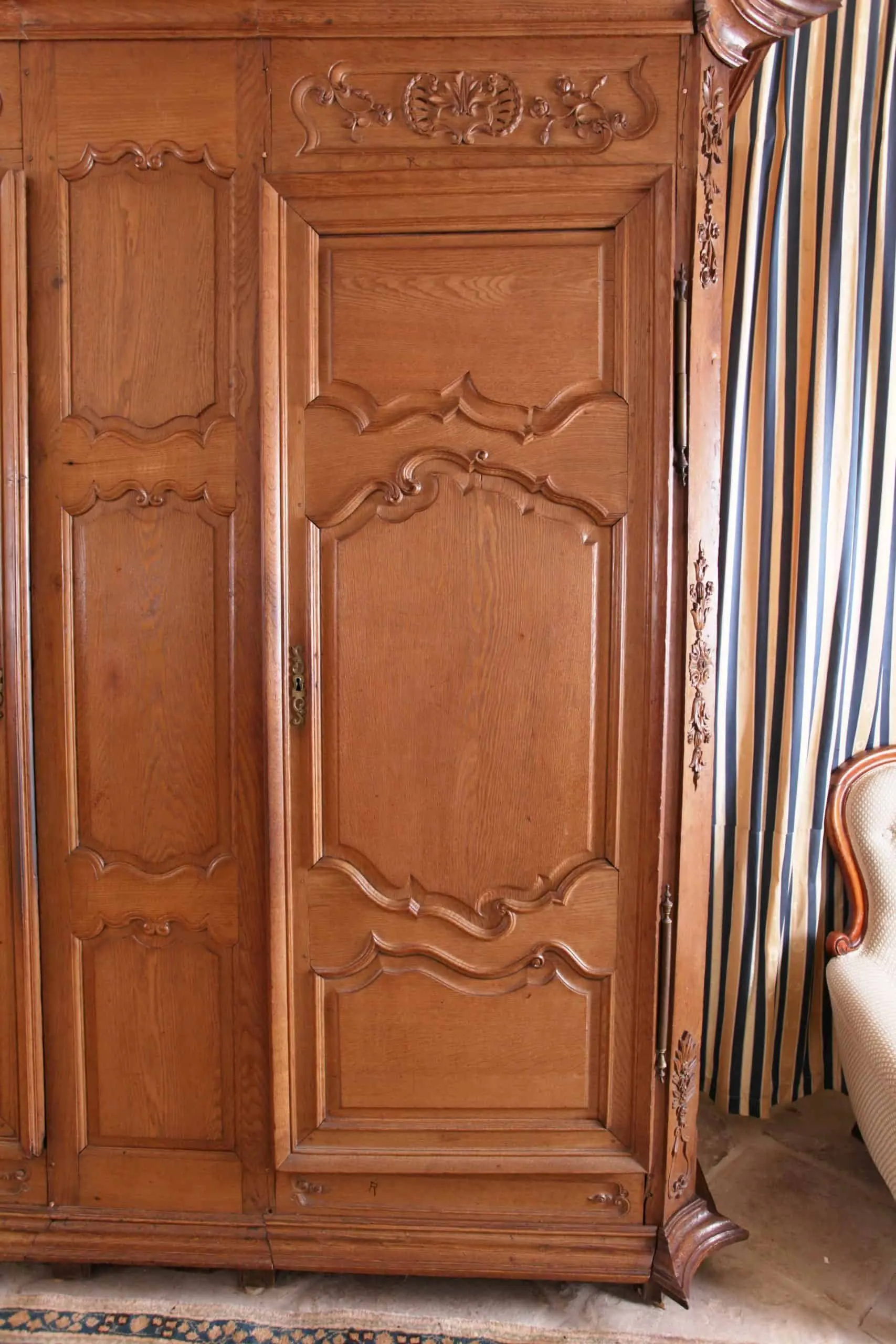 Velká barokní skříň zdobená řezbou cca 1770